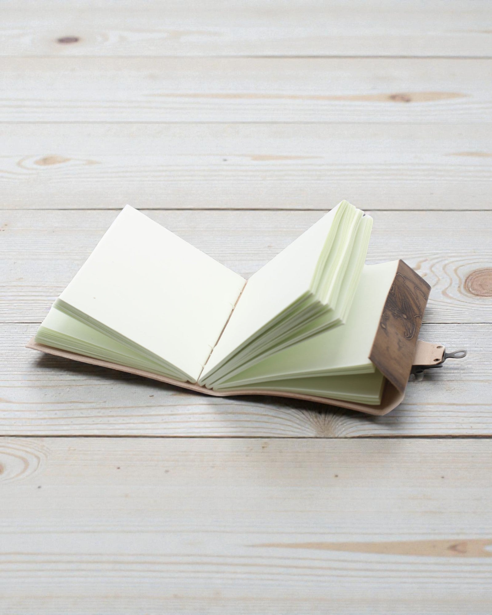 Leder-Notizbuch Drachenwächter der Legenden – Handgeprägt 20 × 15 cm