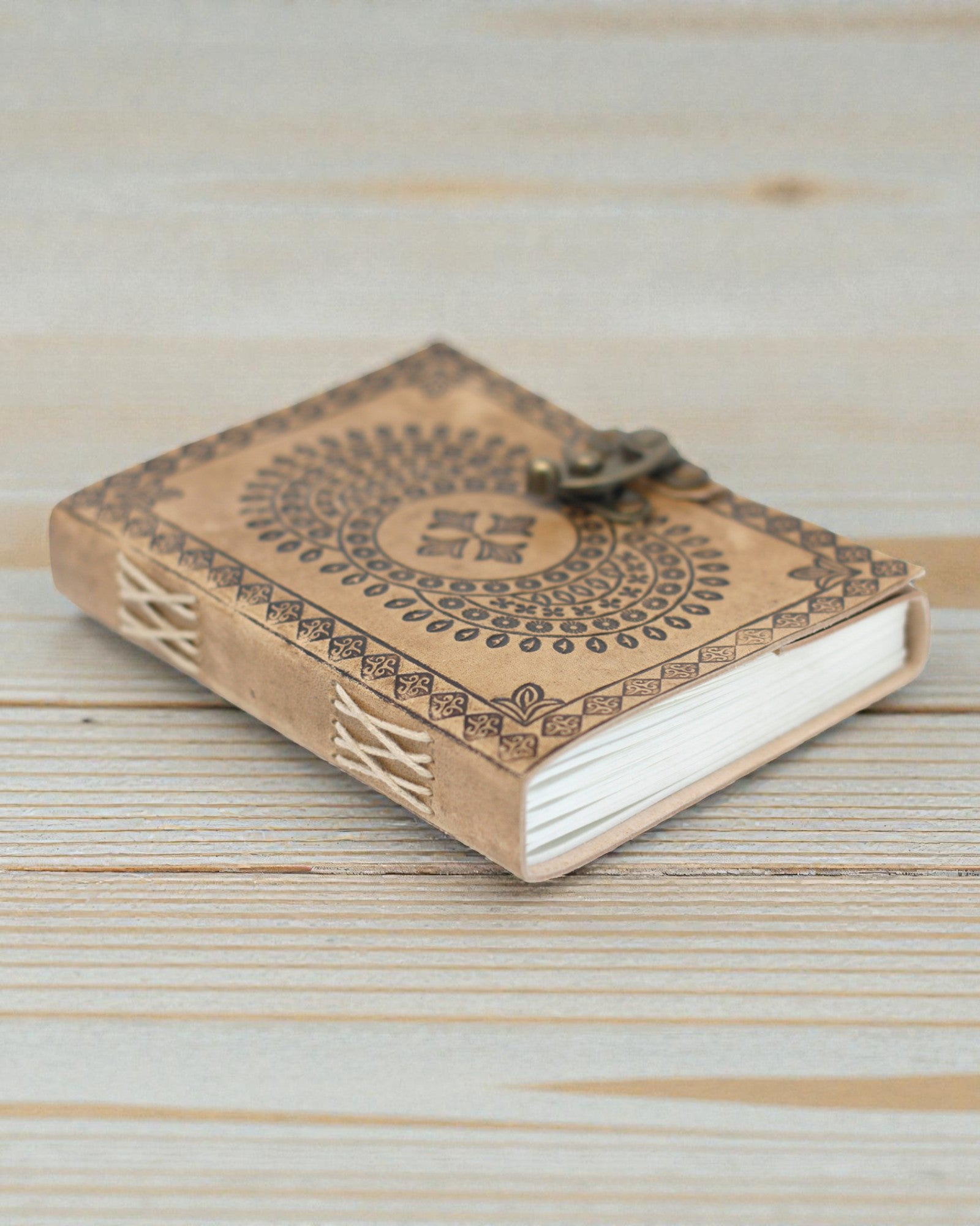 Mandala Harmonie – Ledernotizbuch mit geprägter Mandala