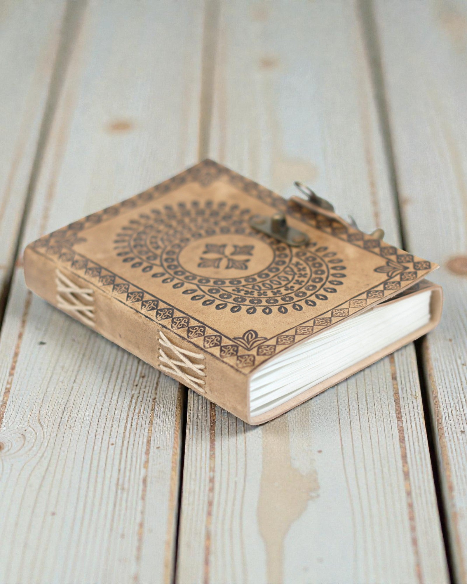 Mandala Harmonie – Ledernotizbuch mit geprägter Mandala