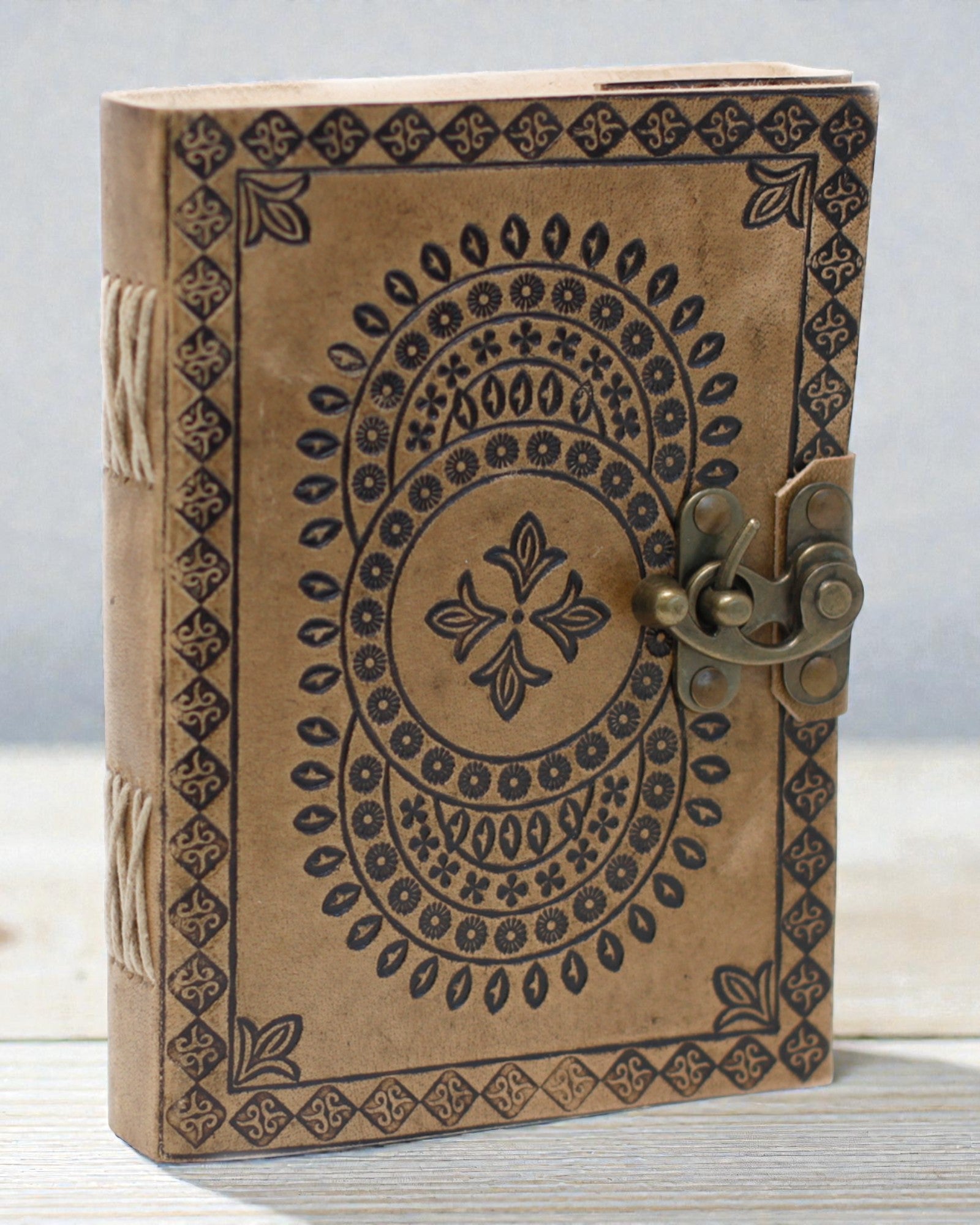 Mandala Harmonie – Ledernotizbuch mit geprägter Mandala