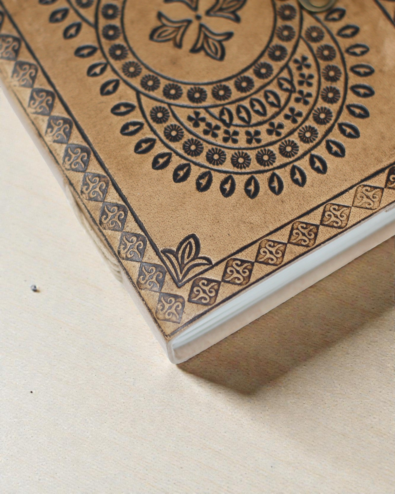 Mandala Harmonie – Ledernotizbuch mit geprägter Mandala