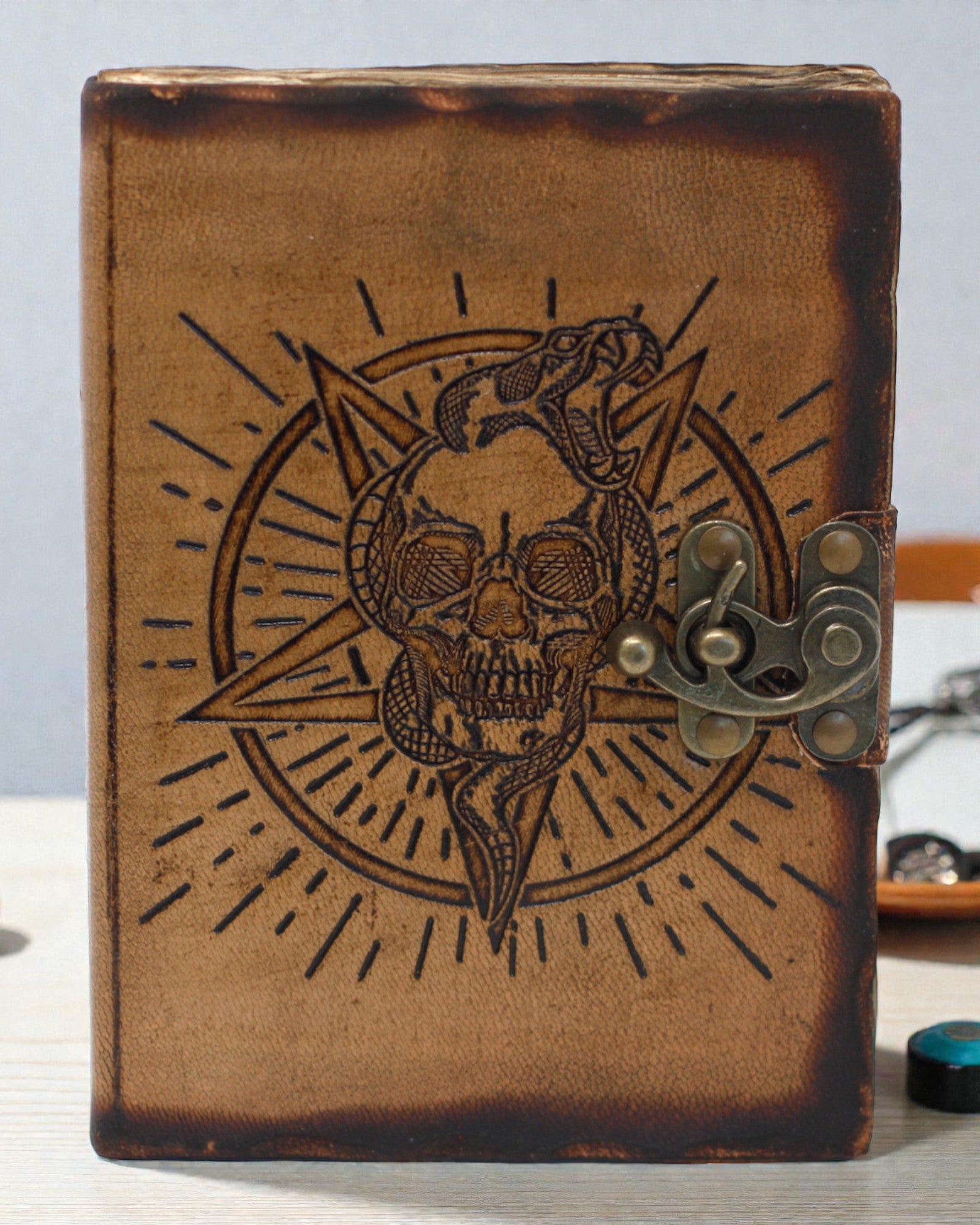 Noctis Sigil – Notizbuch aus Leder mit Pentagramm und Totenkopf