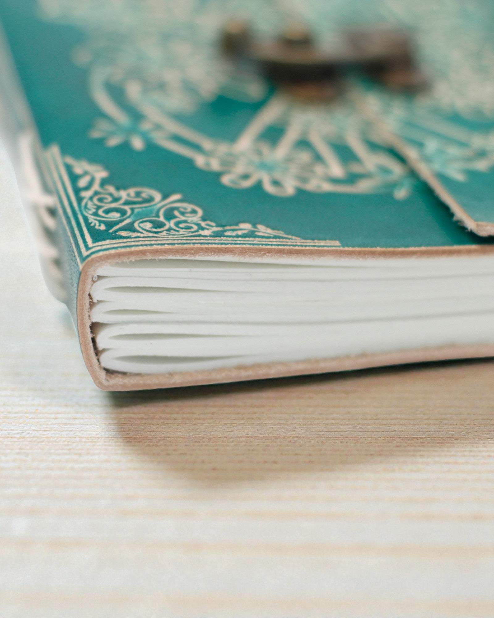 Türkises Ledernotizbuch „Frieden“ mit Reißverschluss – Harmonie & Ruhe (18 x 13 cm)