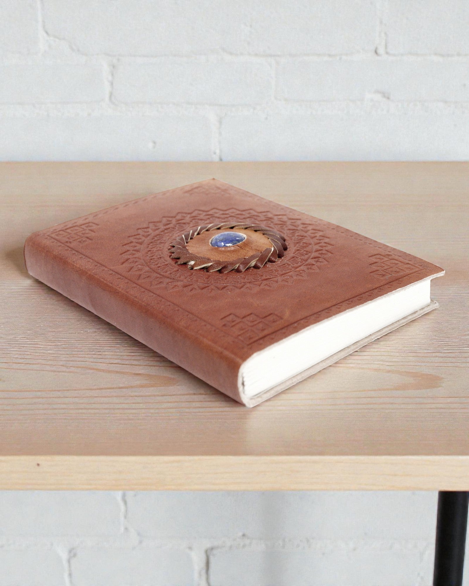 Aurora Lapis – Handgefertigtes Leder-Notizbuch mit einem Lapis-Lazuli-Stein