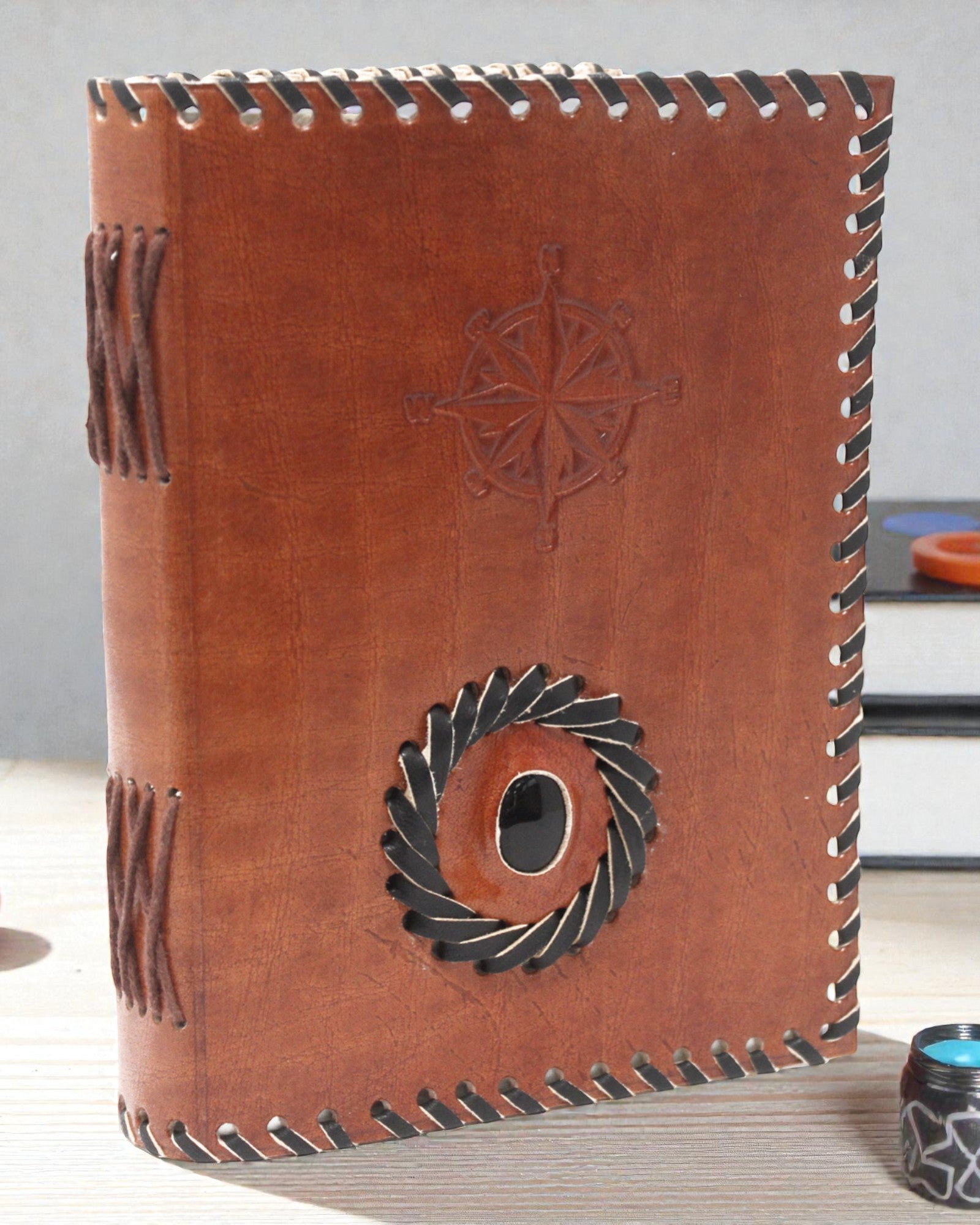 Lotse Onyx – Leder-Notizbuch mit schwarzem Onyx-Zierdetail und Kompass