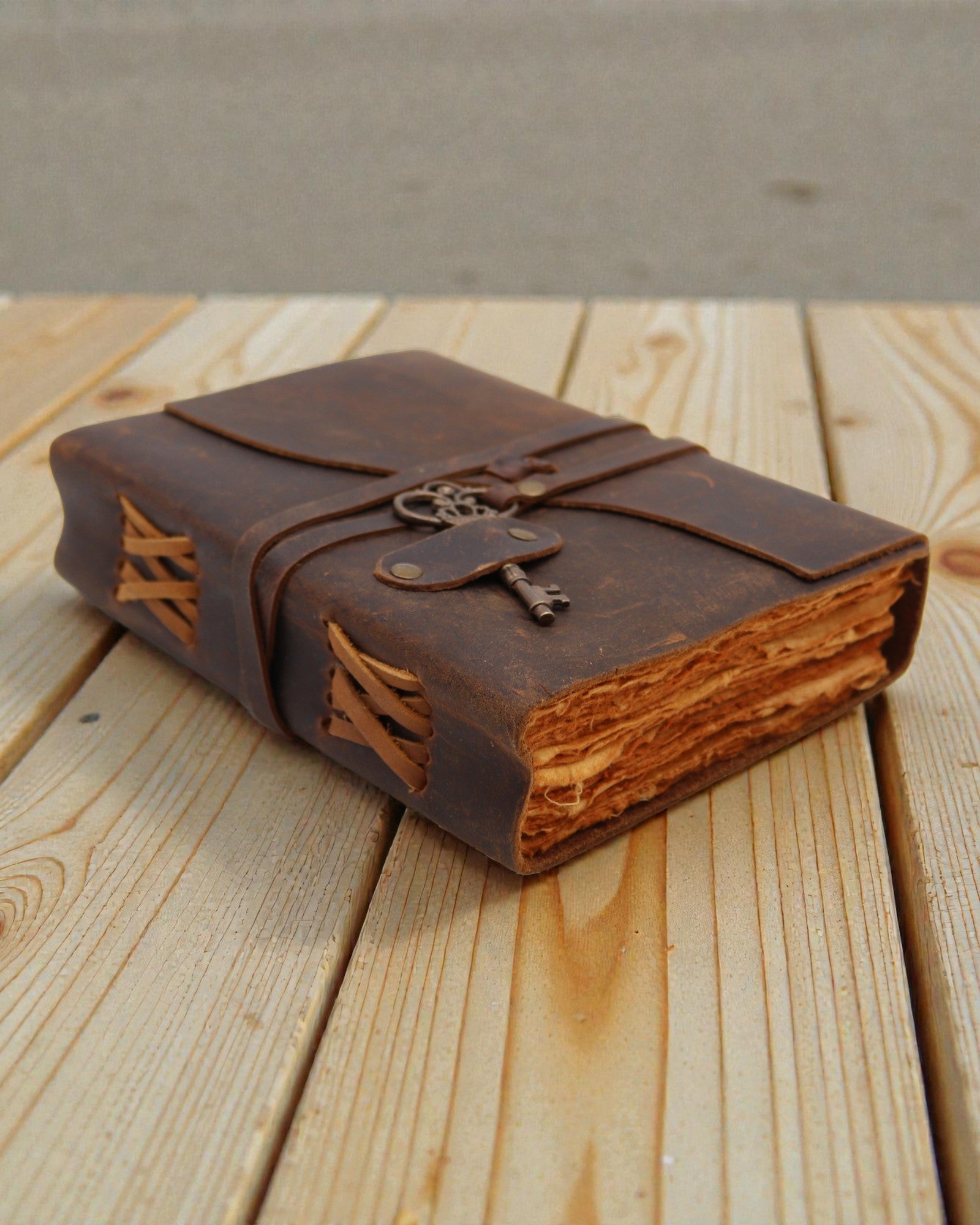 Notizbuch aus geöltem Leder mit Geheimschlüssel – Tagebuch im Nostalgie-Stil 13 × 18 cm