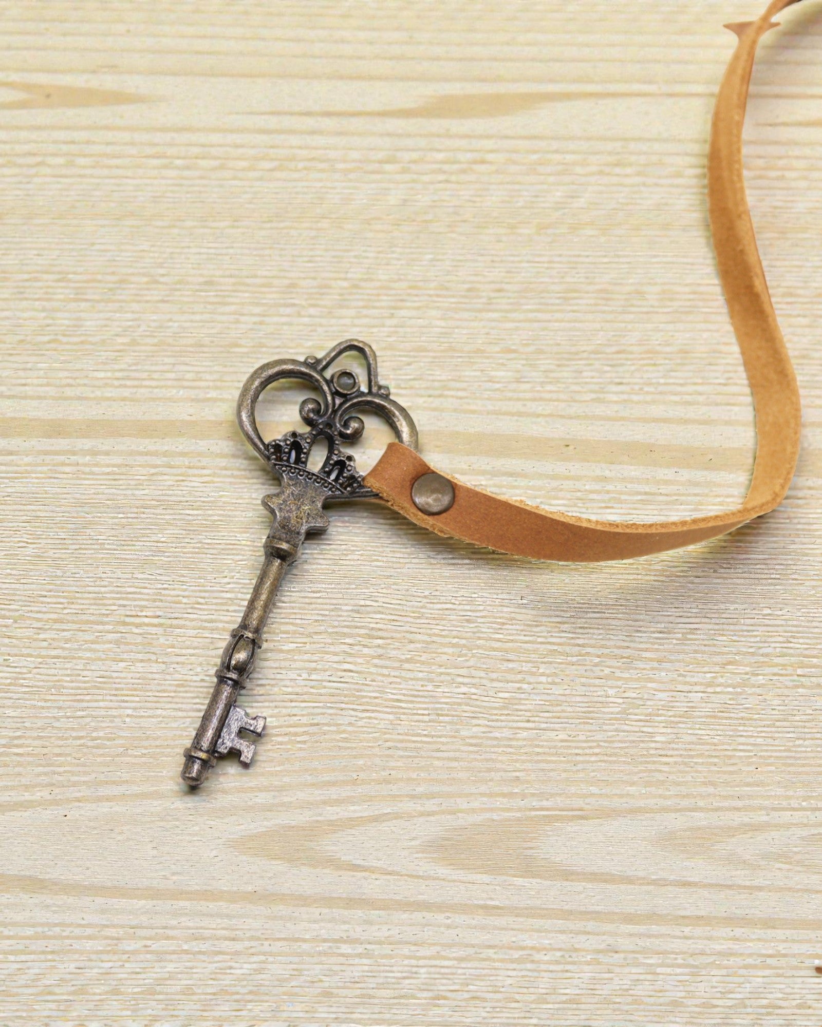 Notizbuch aus hellem geöltem Leder mit Schlüssel Solis – altes Tagebuch 13 × 18 cm