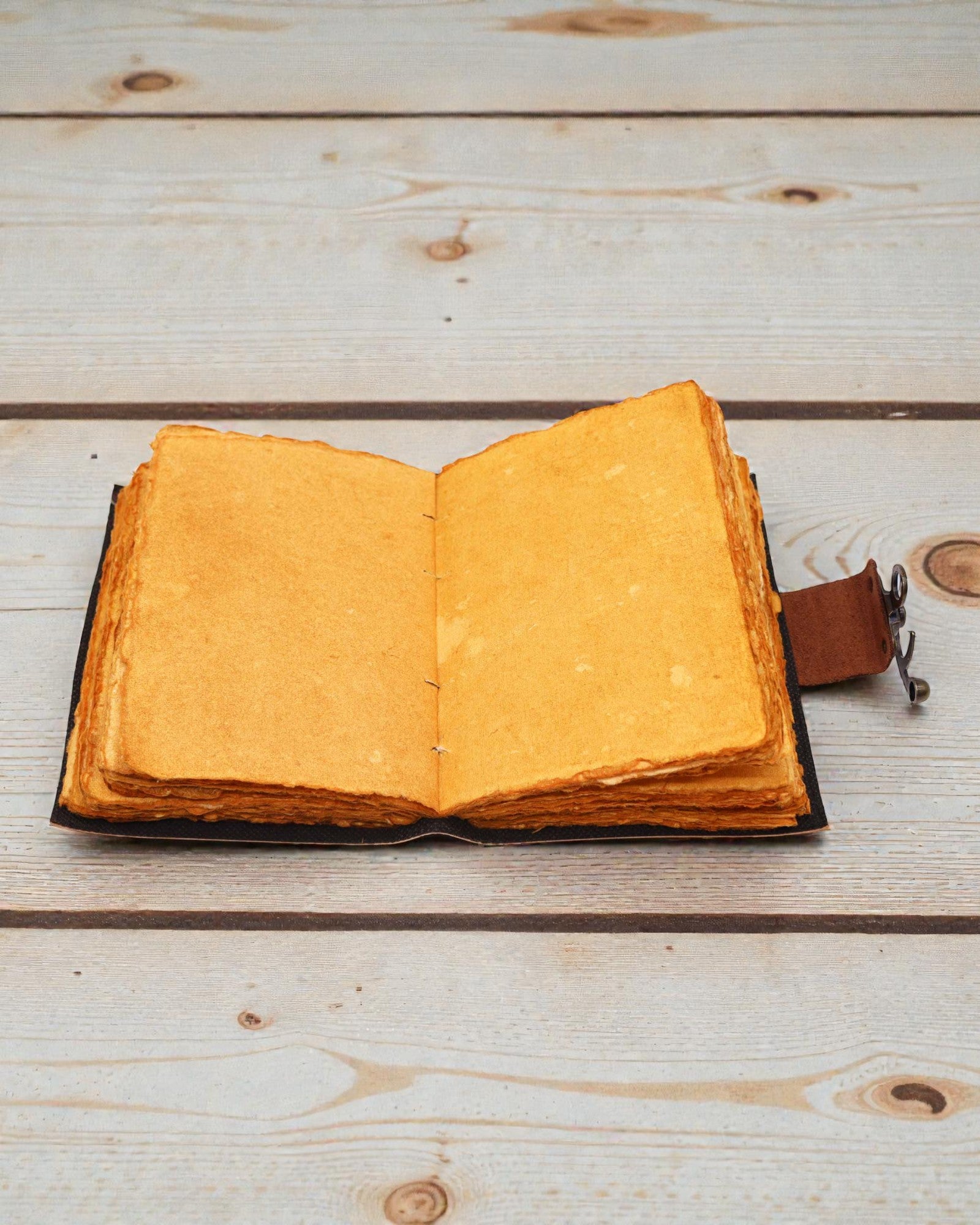 Lotus Anima – Leder-Notizbuch „Lotosmandala“ mit gealterten Seiten