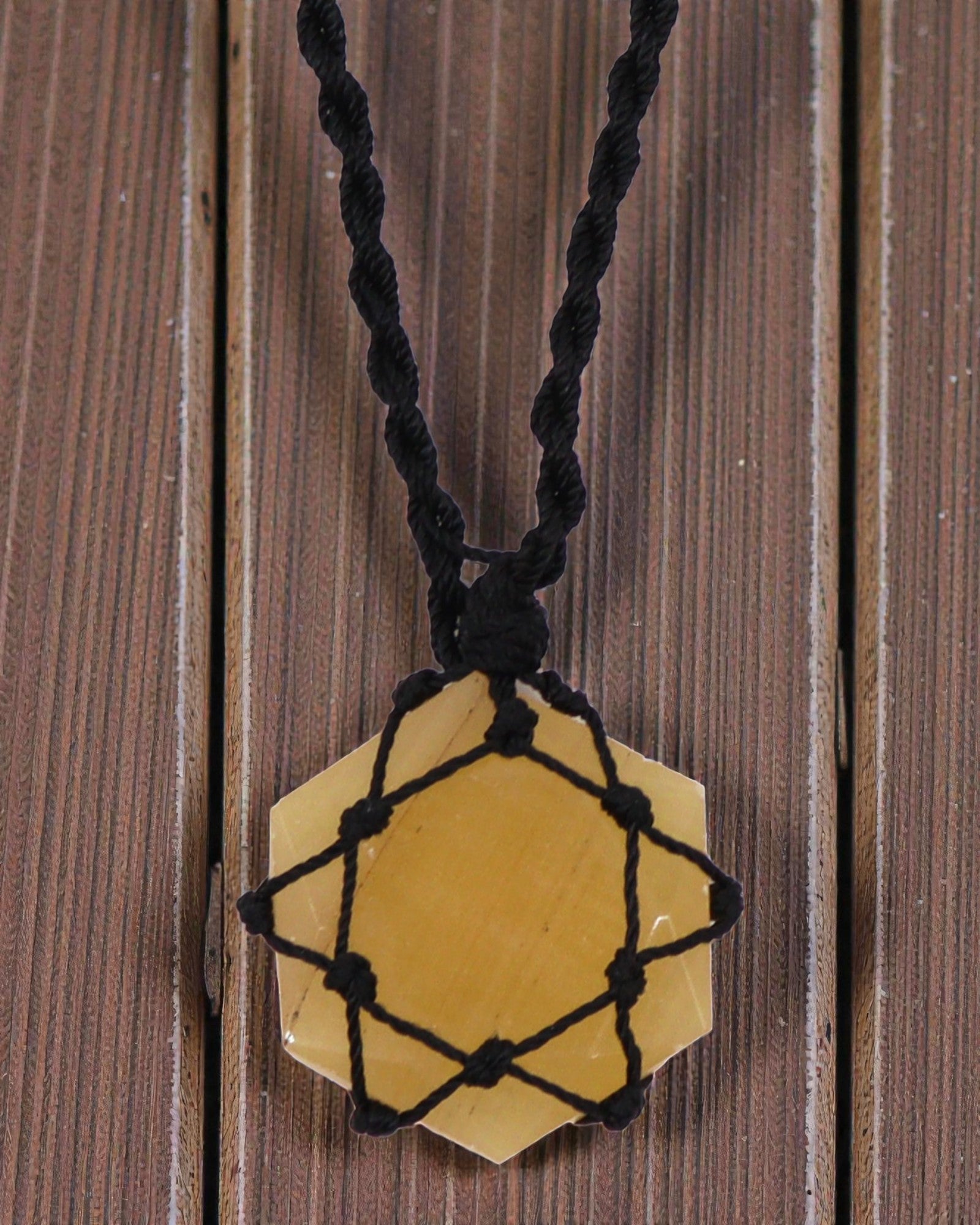 Sonnenhexagon – Makramee-Halskette mit gelbem Quarz