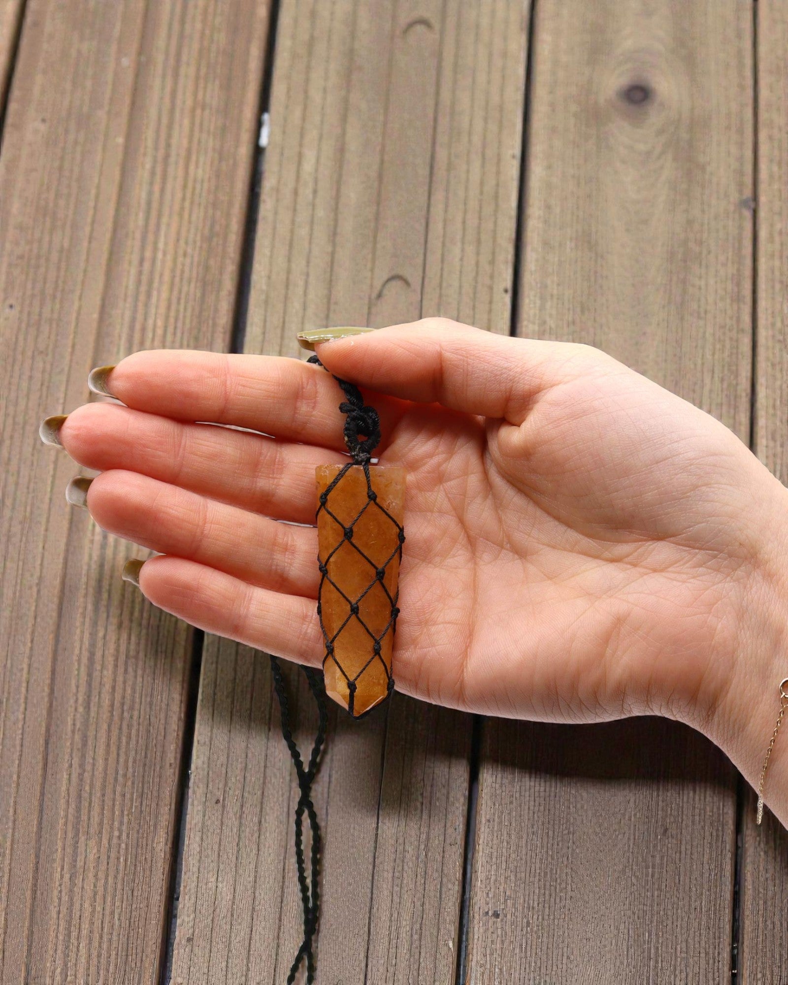 Goldener Impuls – Makramee-Halskette mit goldenem Quarz in Spitzenform