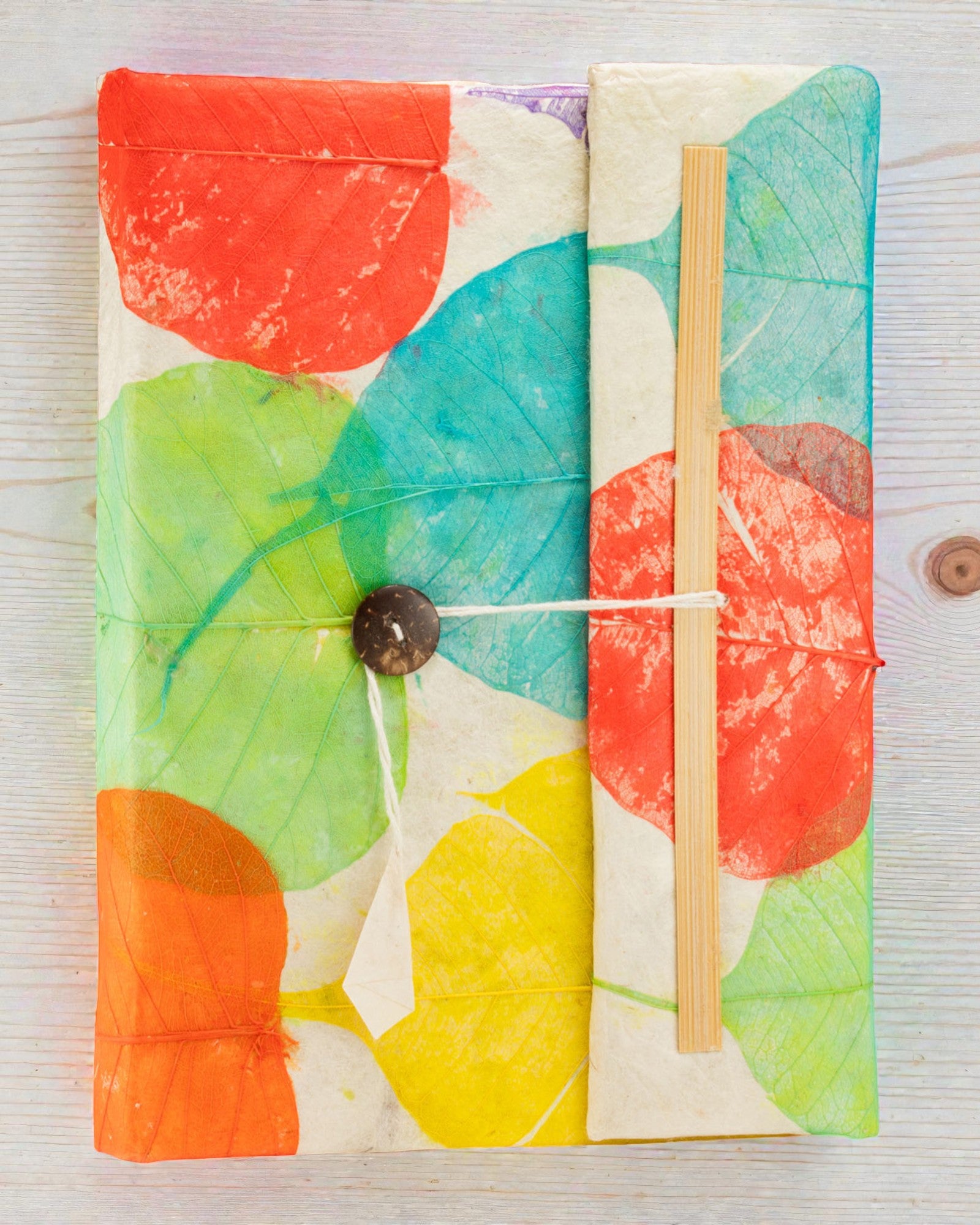 Großer Notizblock mit buntfarbigen Blättern – Naturfarben (45 Blätter, 21 x 15 cm)