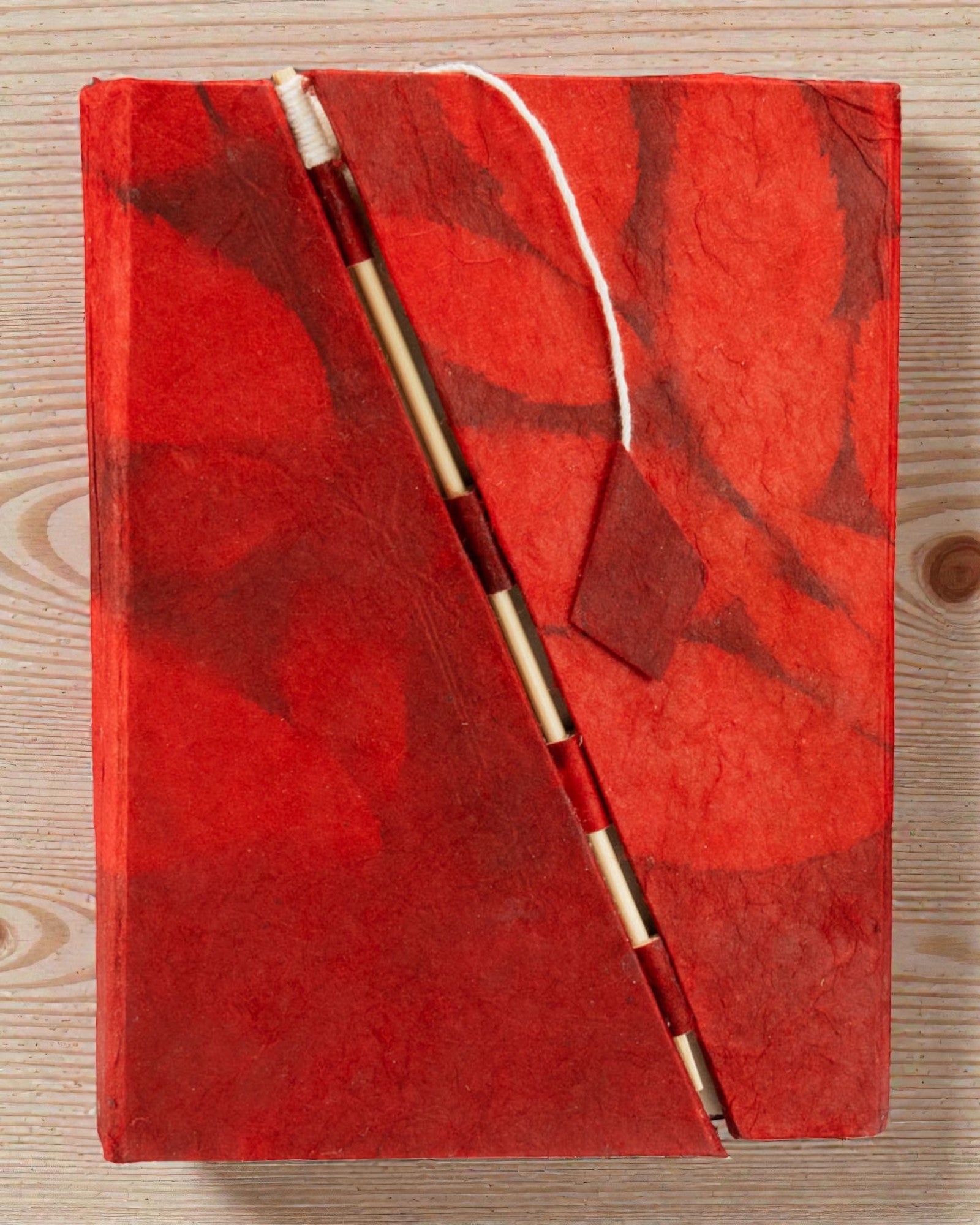 Mittleres Ellbogen-Notizbuch Lokta Kräftige Blumen – Rubinrot (45 Blätter, 15 x 12 cm)