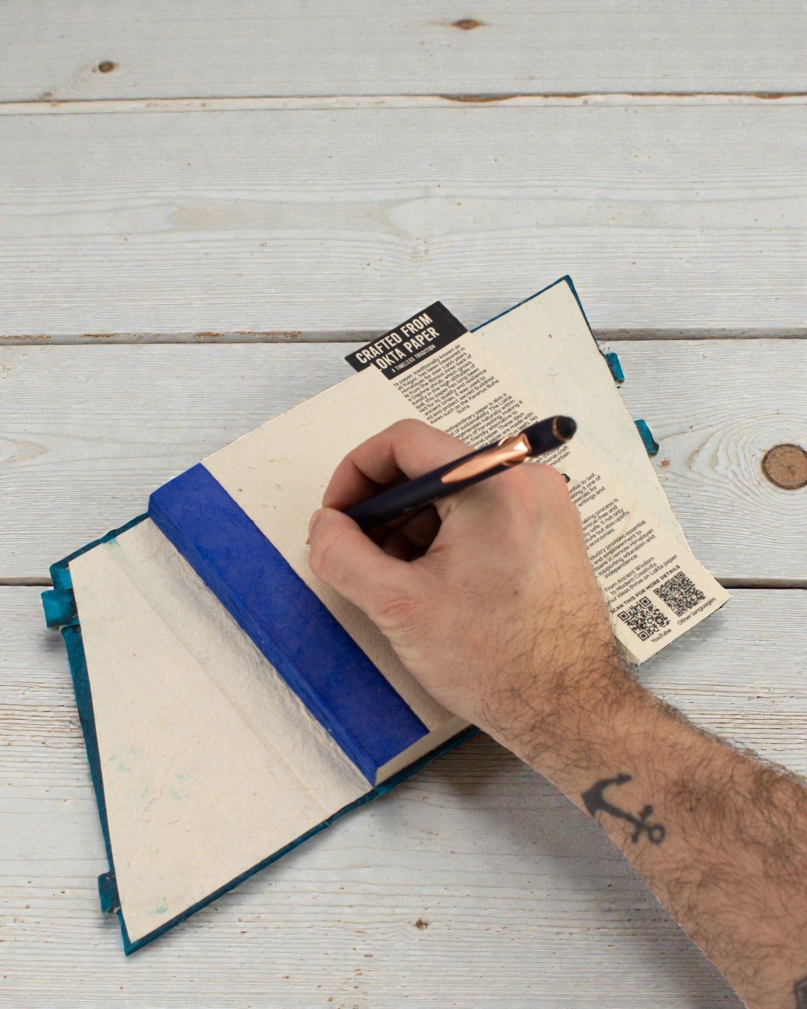 Mittleres Ellenbogen-Notizbuch „Mutige Blumen“ – Dunkelblau (45 Blätter, 15 x 12 cm)