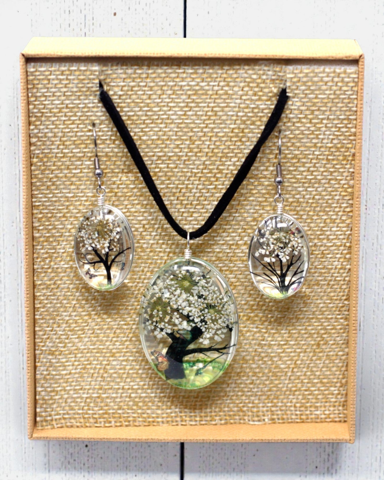 Weiße Harmonie – Weißes Schmuckset mit getrockneten Blumen Baum des Lebens