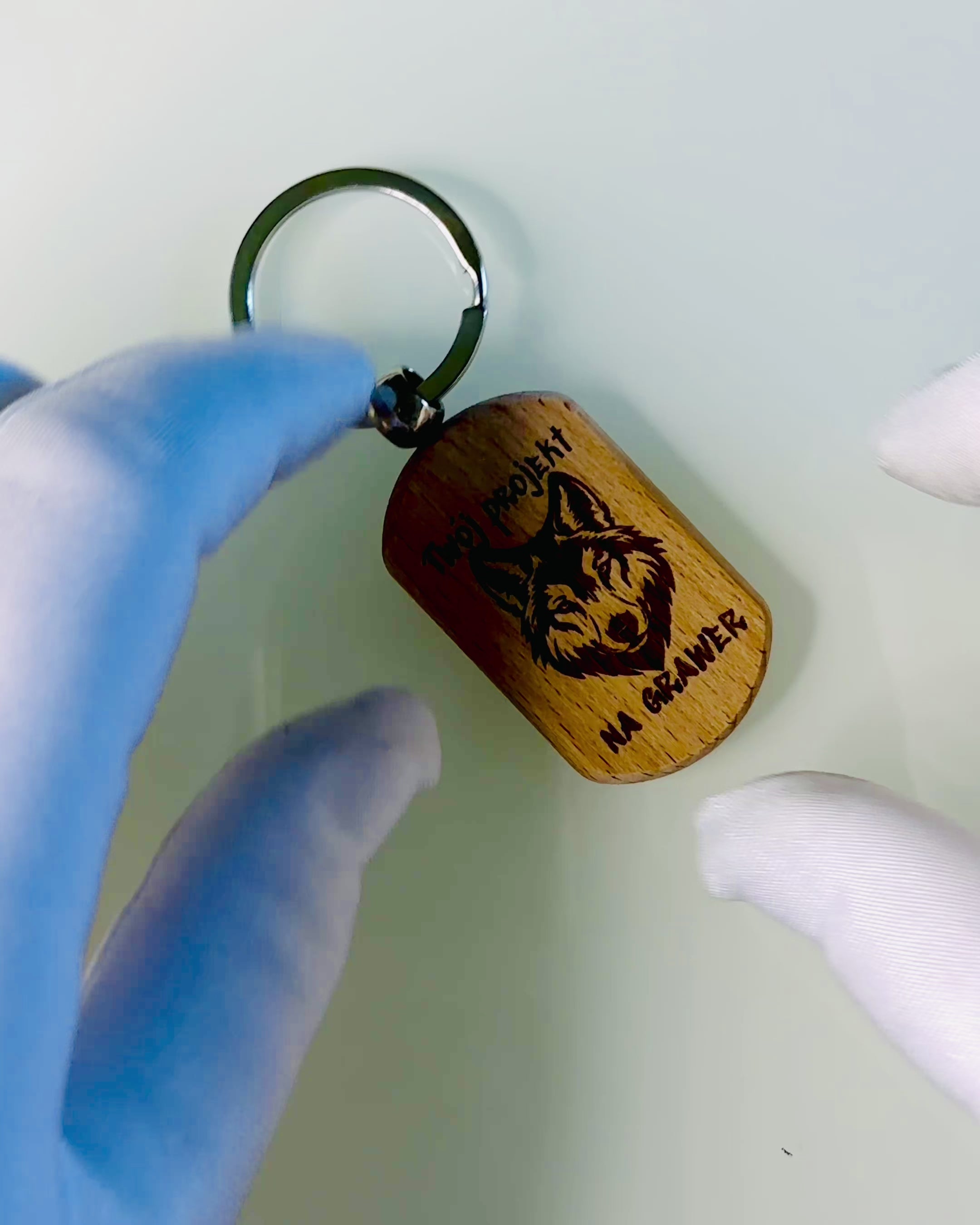 Eleganter Holzschlüsselanhänger mit Gravurpersonalisierung – Ideal als Geschenk