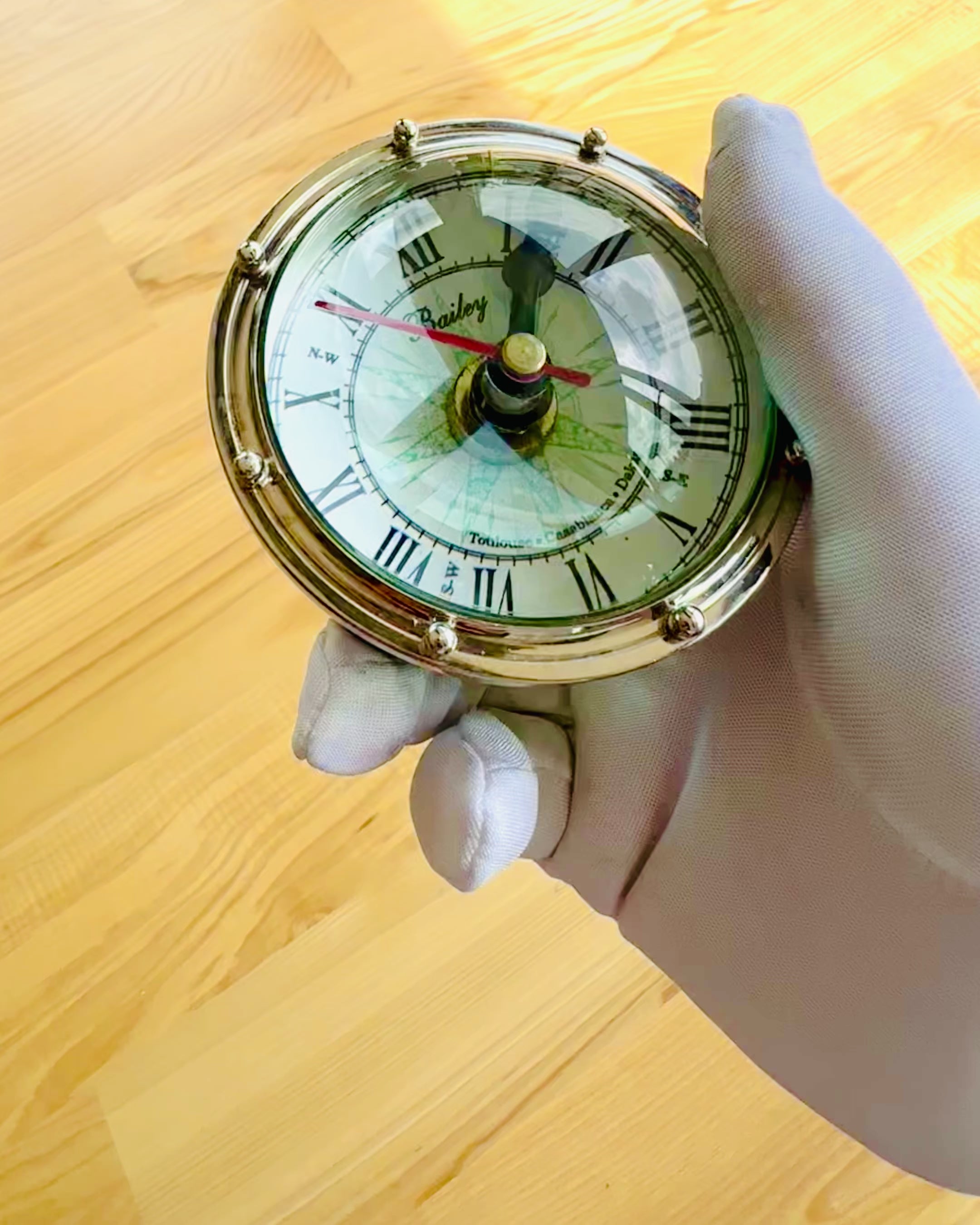 Bailey Compass Clock - Elegante Uhr mit Kompassmotiv und Gravurmöglichkeit