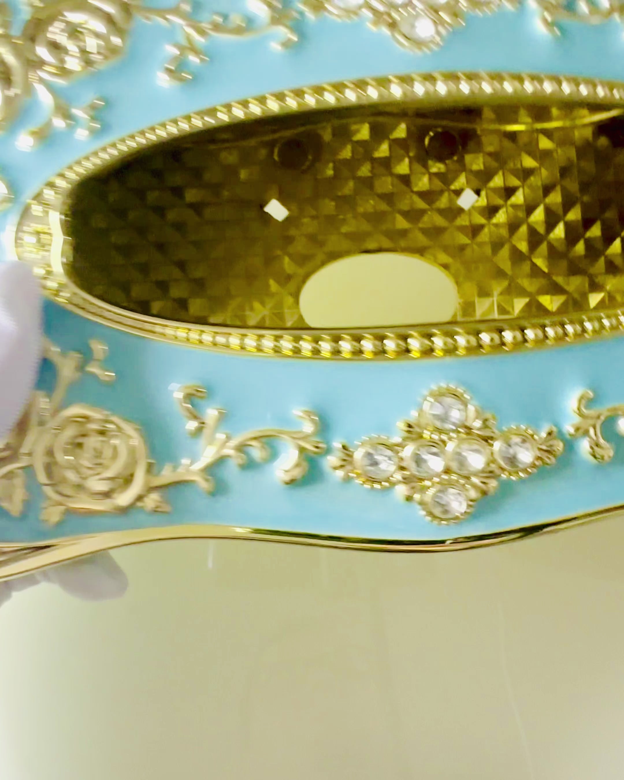 Luxus-Taschentuchbox mit geprägtem Rosenmuster und eleganten Griffen