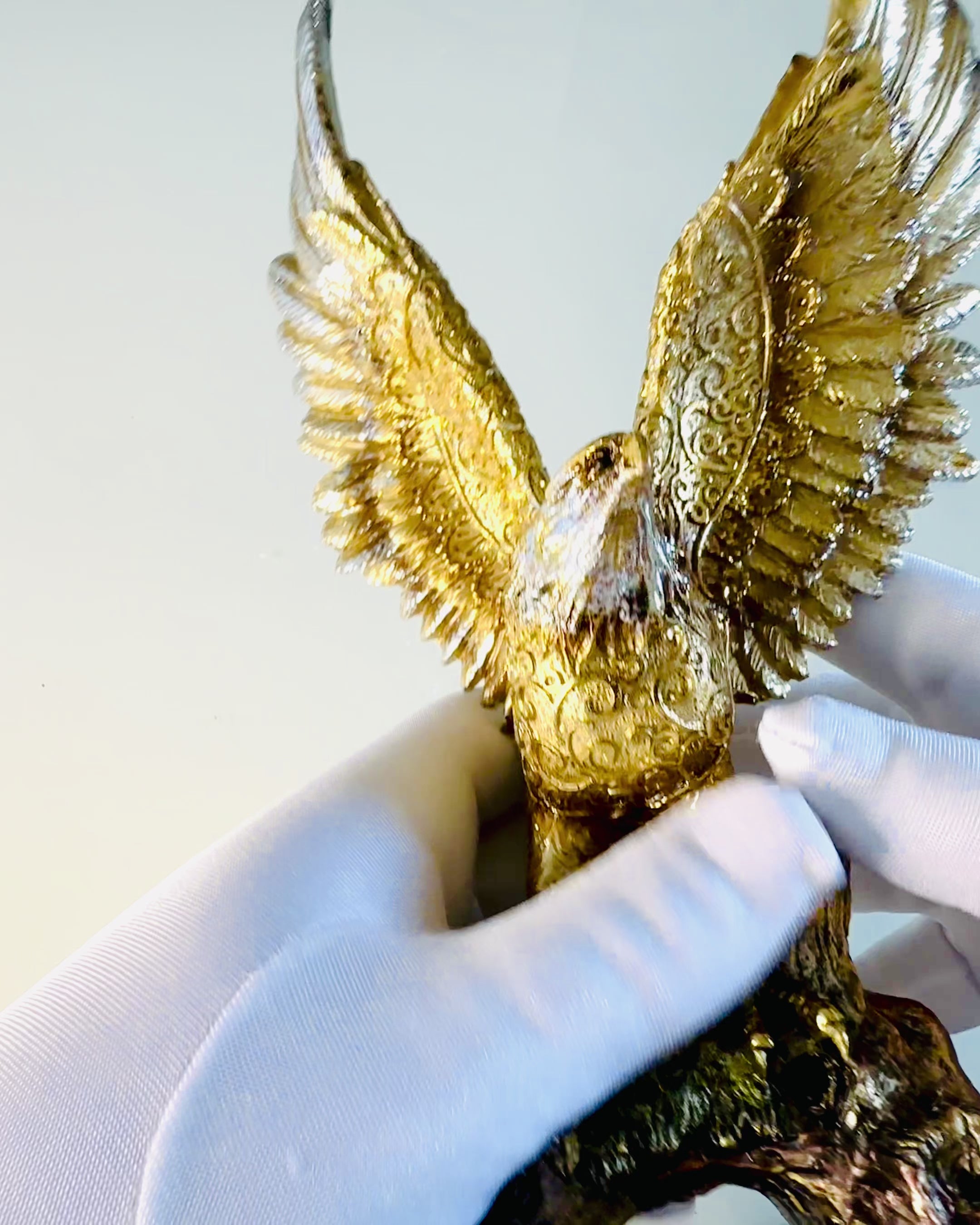 Statuette "Goldener Adler" mit Personalisierungsoption - Dekoration aus Harz