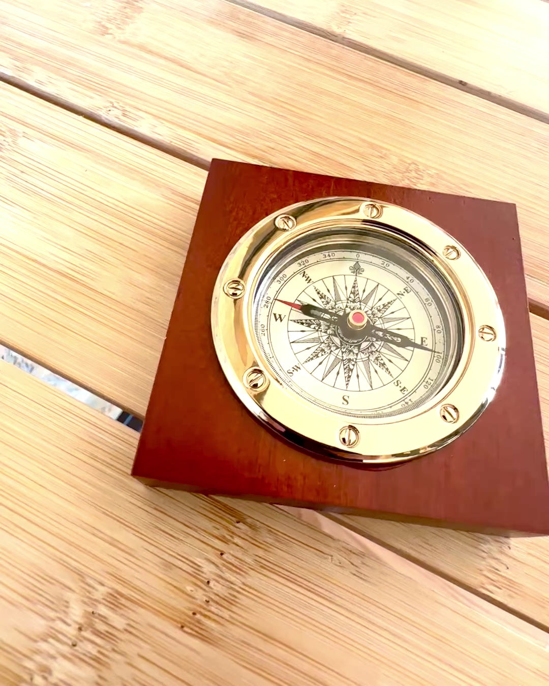 Kompass „Navigator2” - Klassische Eleganz in Messing und Holz, Personalisierung mit Gravur als Geschenk