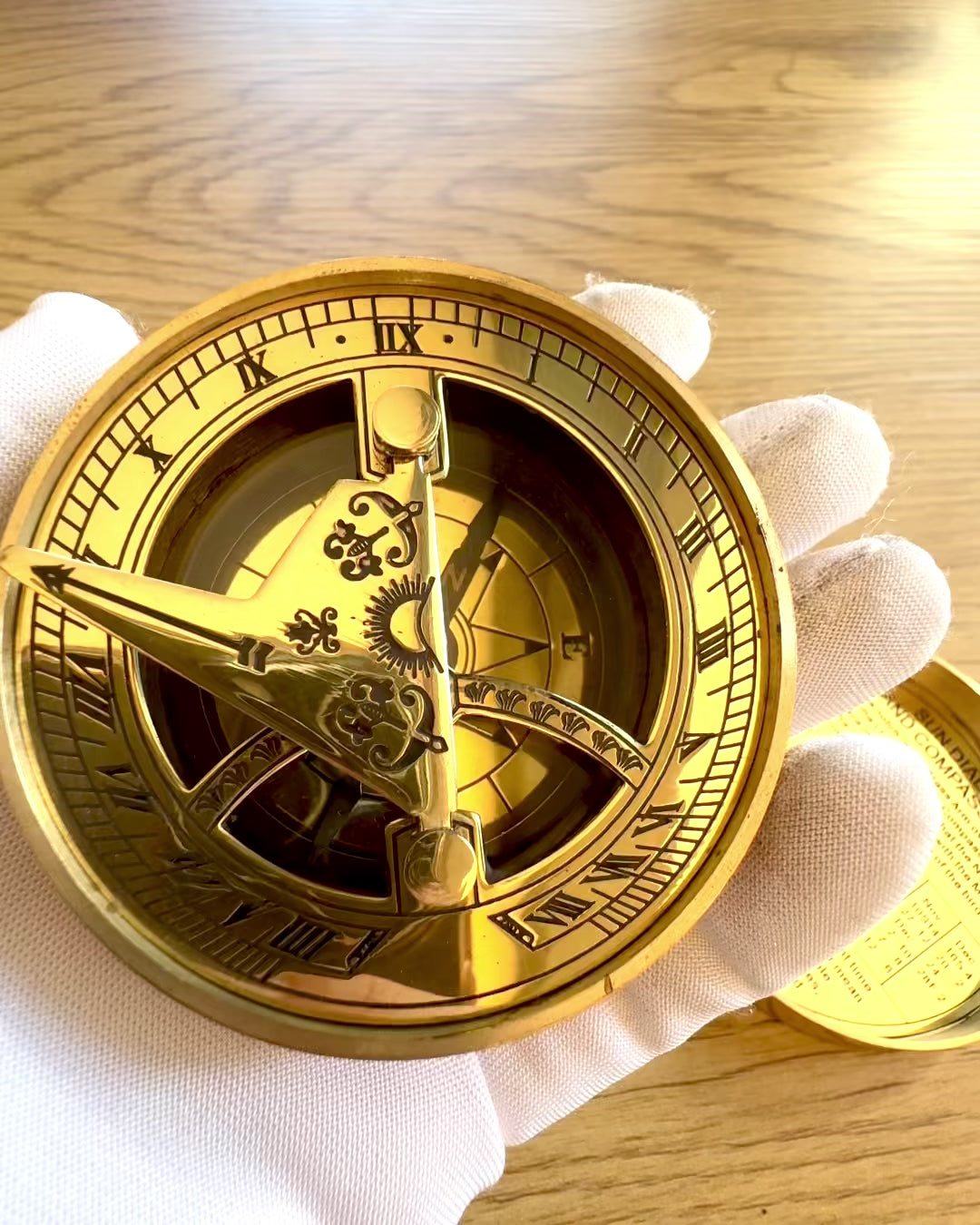 Sonnenuhr Voyager 7cm – Messinguhr mit Kompass, Personalisierung mit Gravur als Geschenk