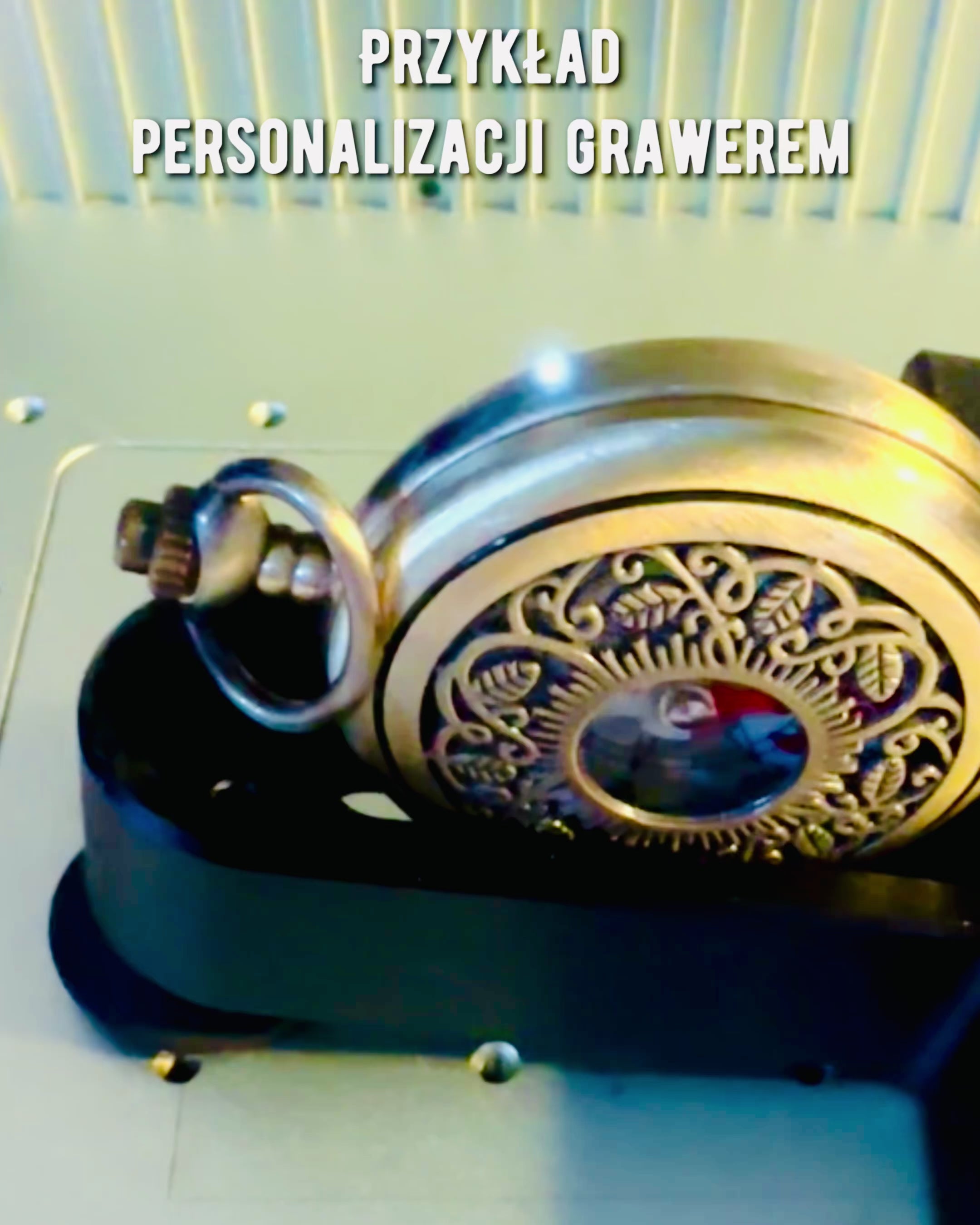 Vintage-Navigationskompass mit filigranem Muster – in Braun-Gold