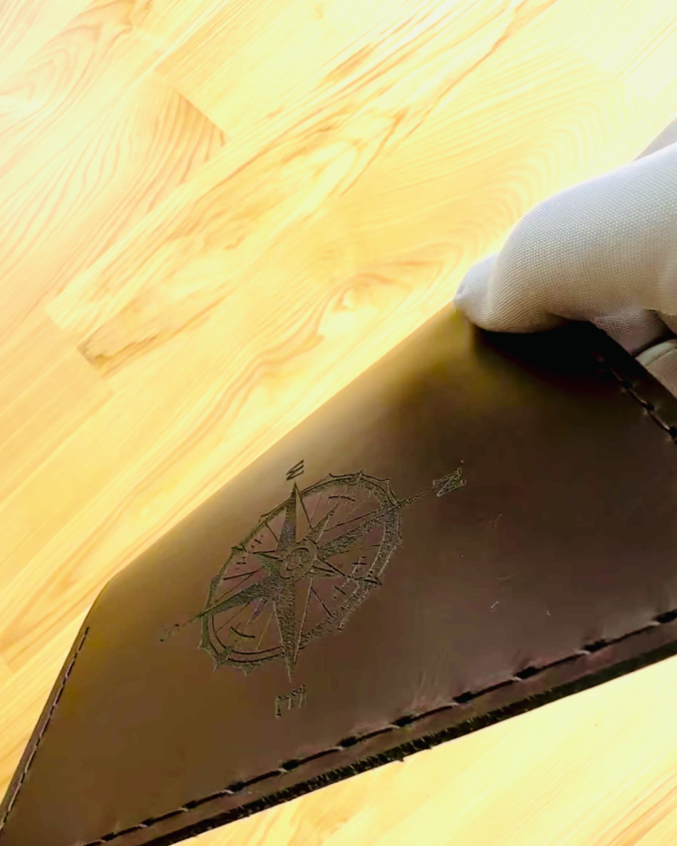 Etui „Reisender“ - Lederhülle für den Reisepass, Personalisierung mit Gravur - 2 Farbvarianten