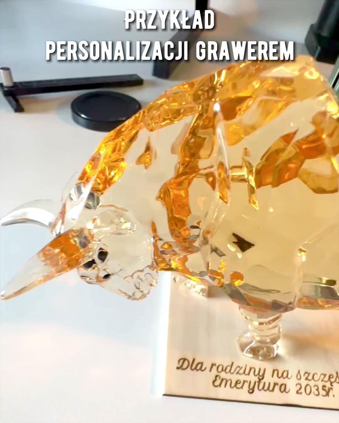 Statue "Złoty Byk" aus Harz, transparentes Design, Personalisierung möglich