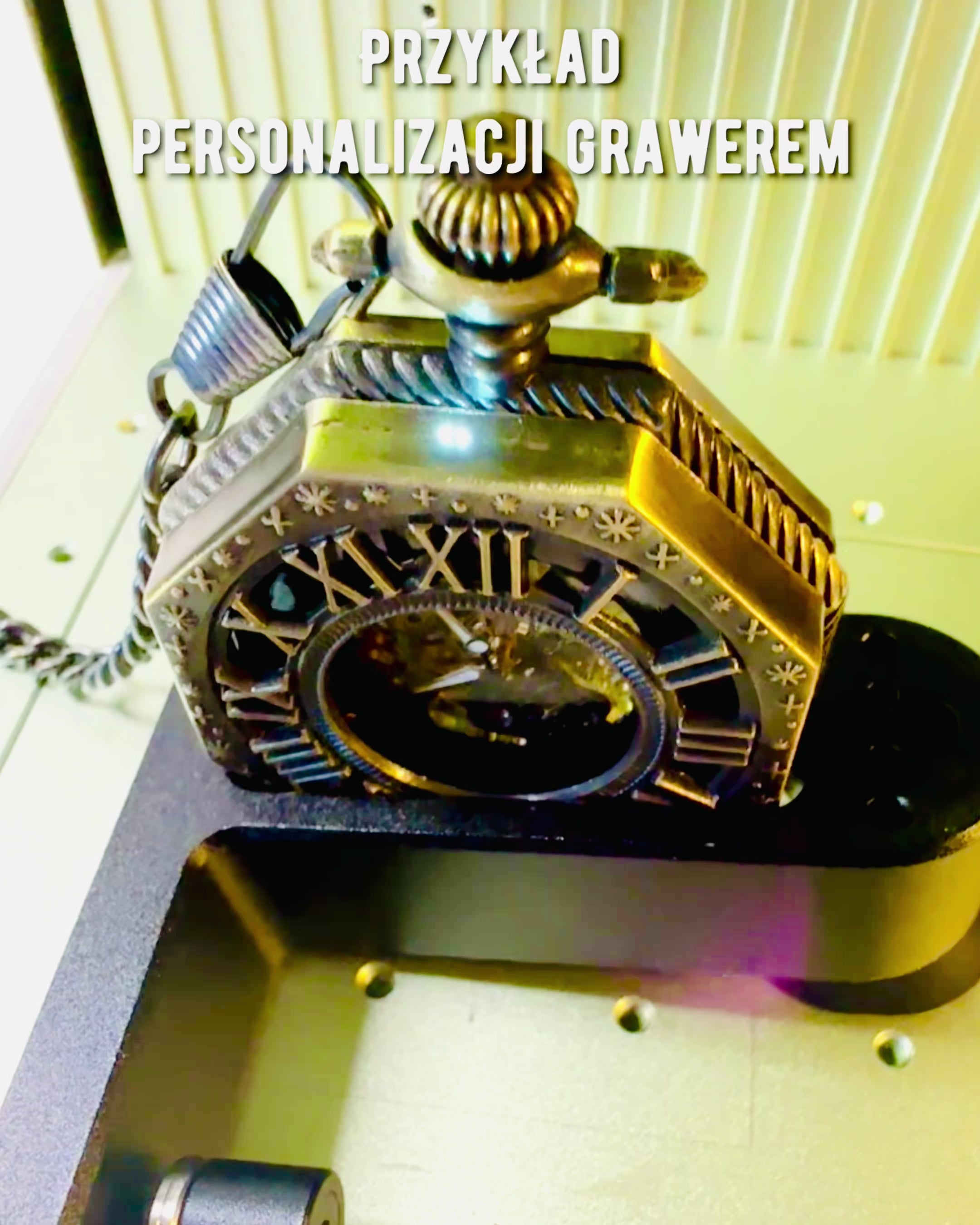 Klassische achteckige braune mechanische Taschenuhr im Steampunk-Stil - Zeitlos