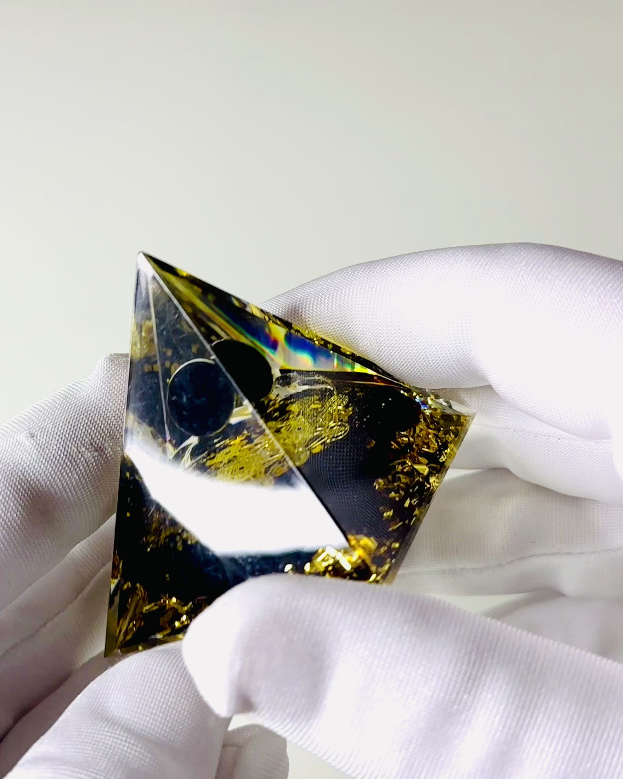 Kristallpyramide aus Amethyst - Bringt positive Energie und unterstützt die Meditation. Farbe gold - schwarz