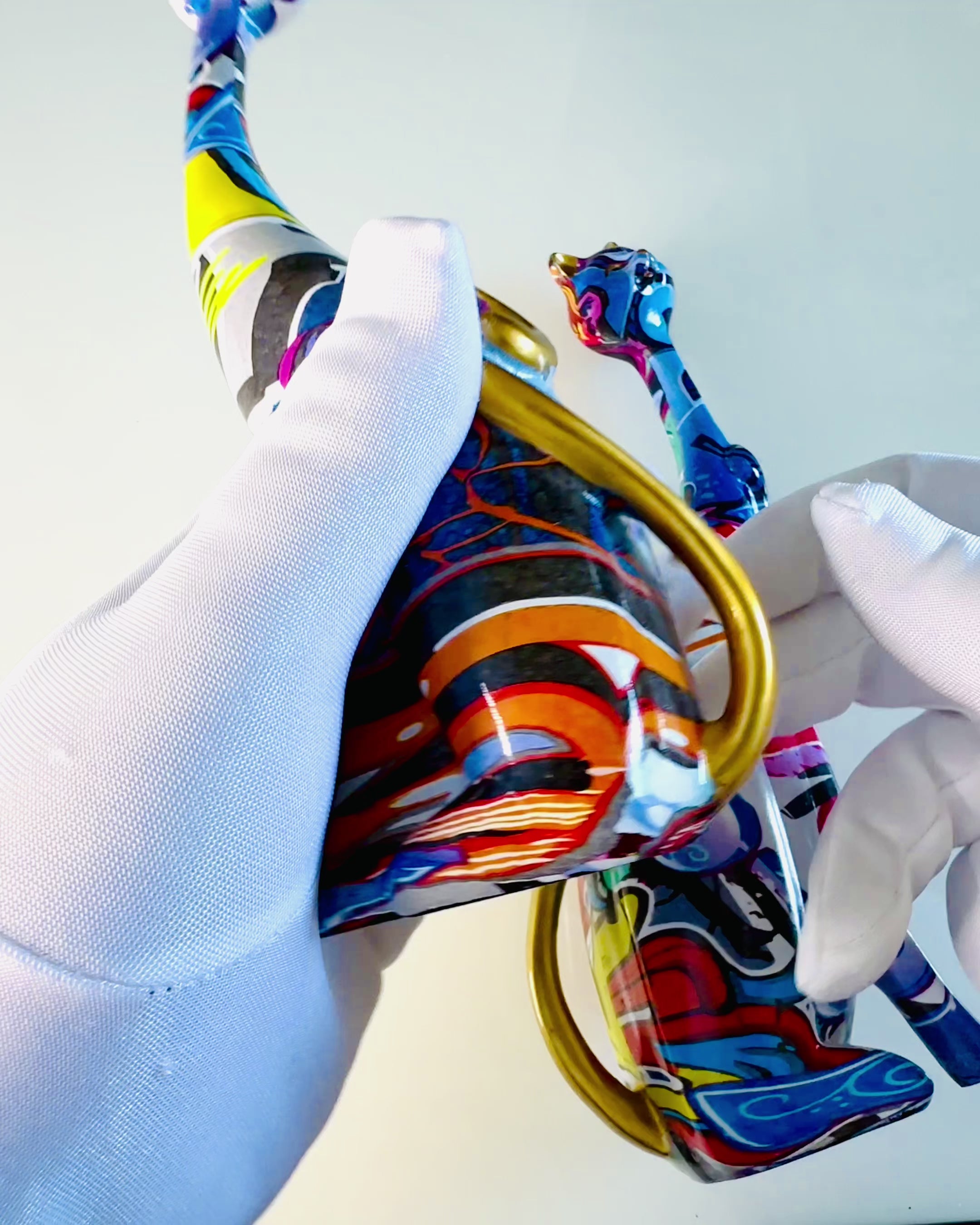 Abstrakte Katzenfiguren "ArtCats", handbemalt, Harz – 25 cm, 2 Stk.