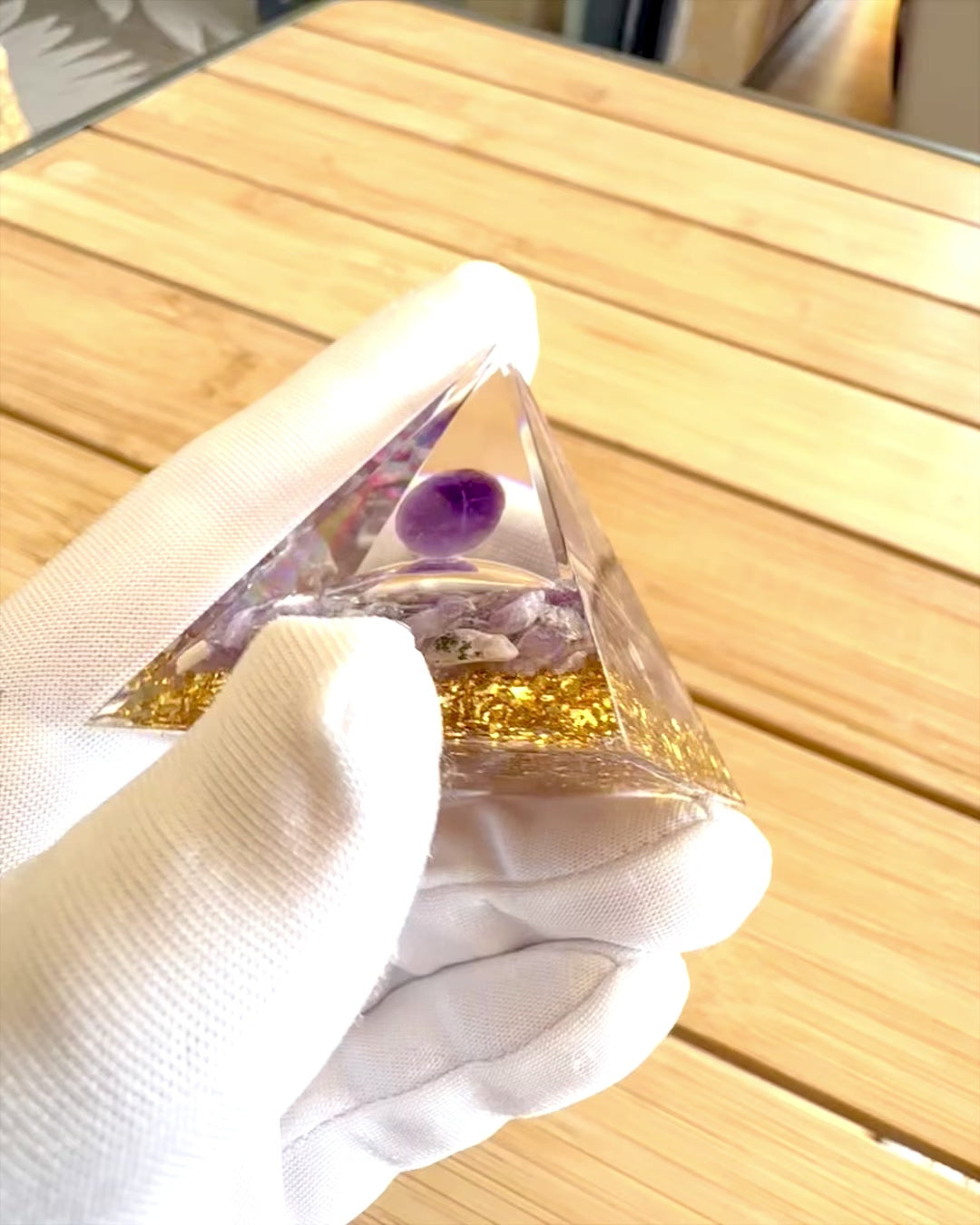 Orgonit-Pyramide "Amethyst Star" mit Amethystkristallen