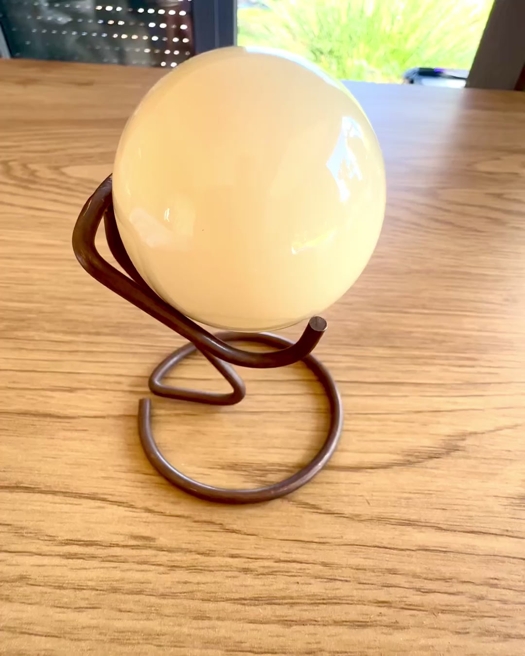 Billardkugel auf Messingständer, Möglichkeit zur Personalisierung mit Gravur als Geschenk