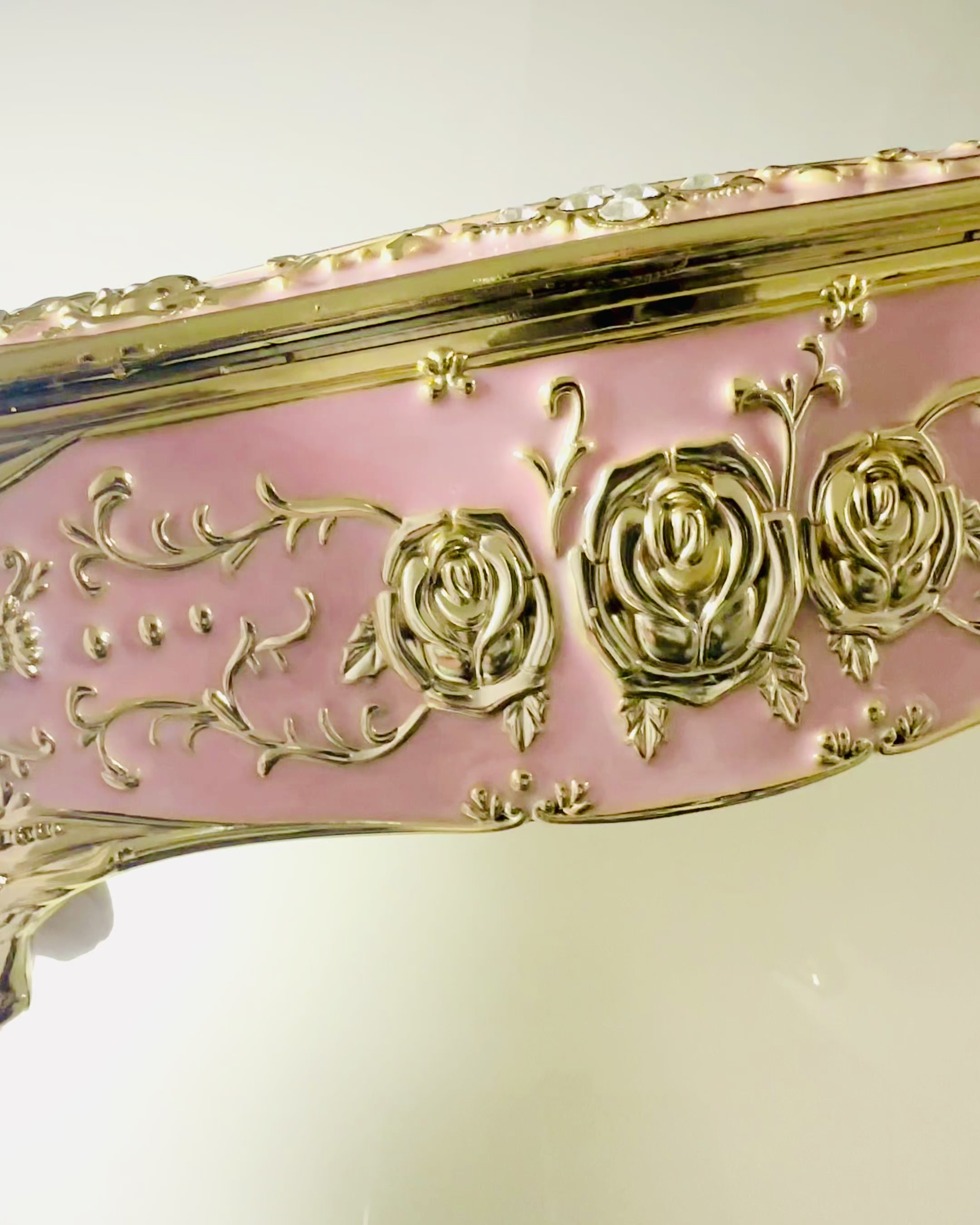 Elegante Rosa Taschentuchbox mit Geprägten Rosen – Luxuriöses Accessoire für Wohnzimmer, Hotel oder Club