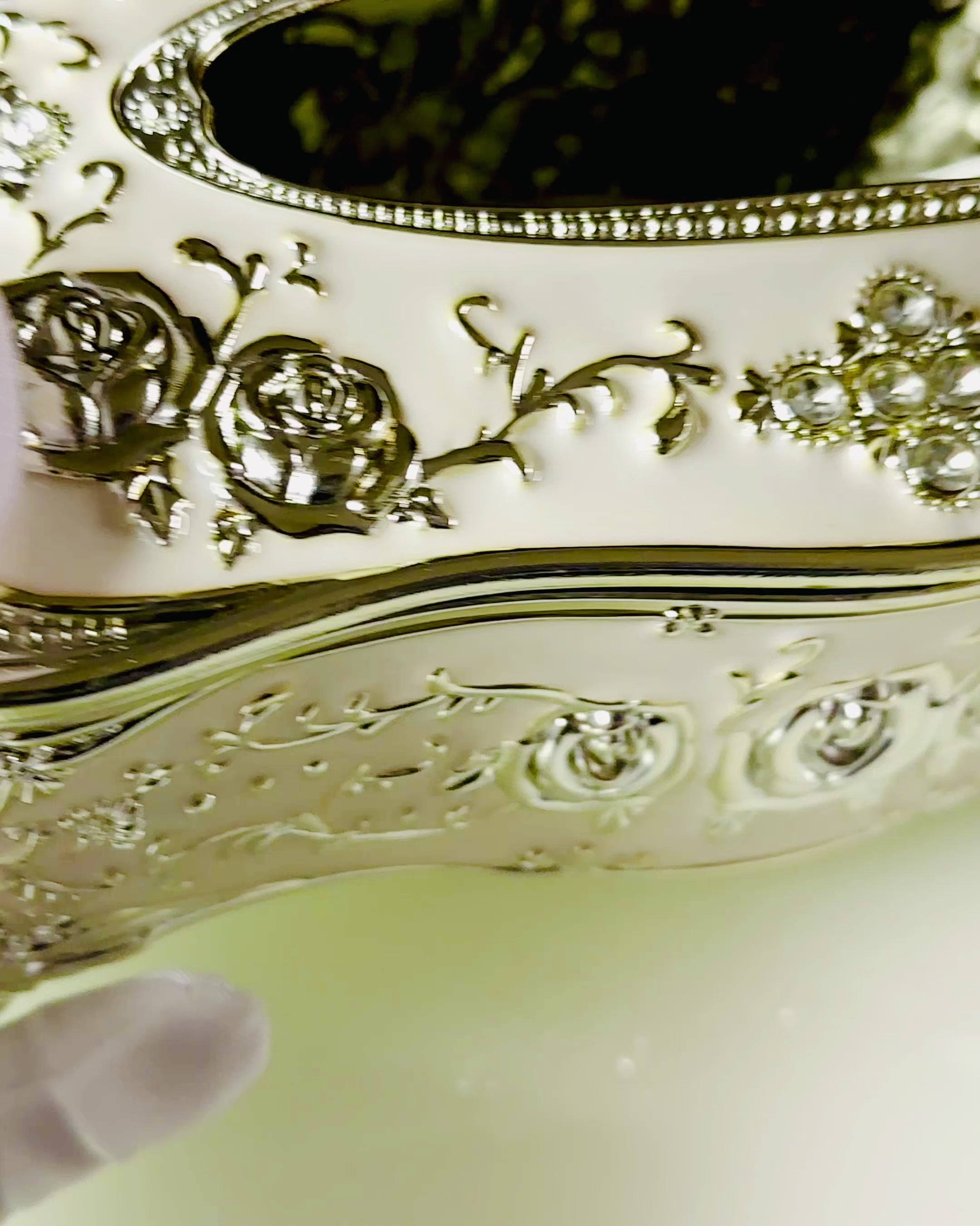 Taschentuchbox mit geprägtem Rosenmuster - Elegantes Wohnaccessoire, weiß