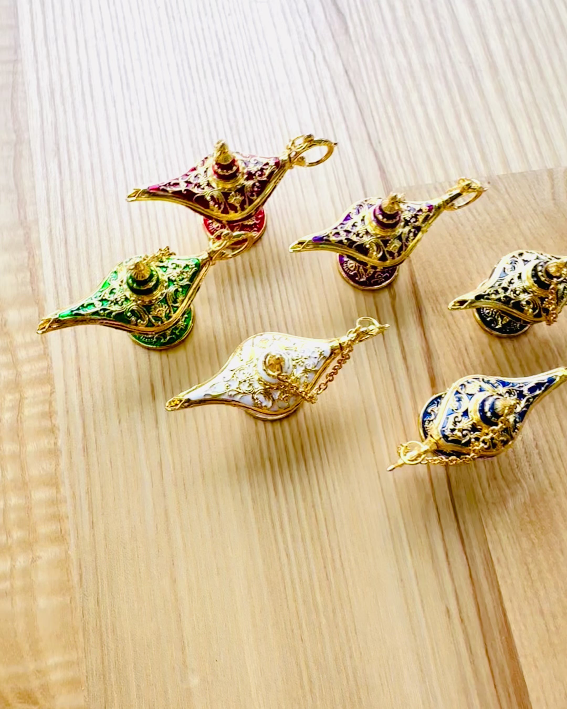 Kleine 4 cm Magische Lampe von Aladin, Schlüsselanhänger, 6 Farbvarianten - Verzauberte Erinnerungen, Personalisierung mit Gravur