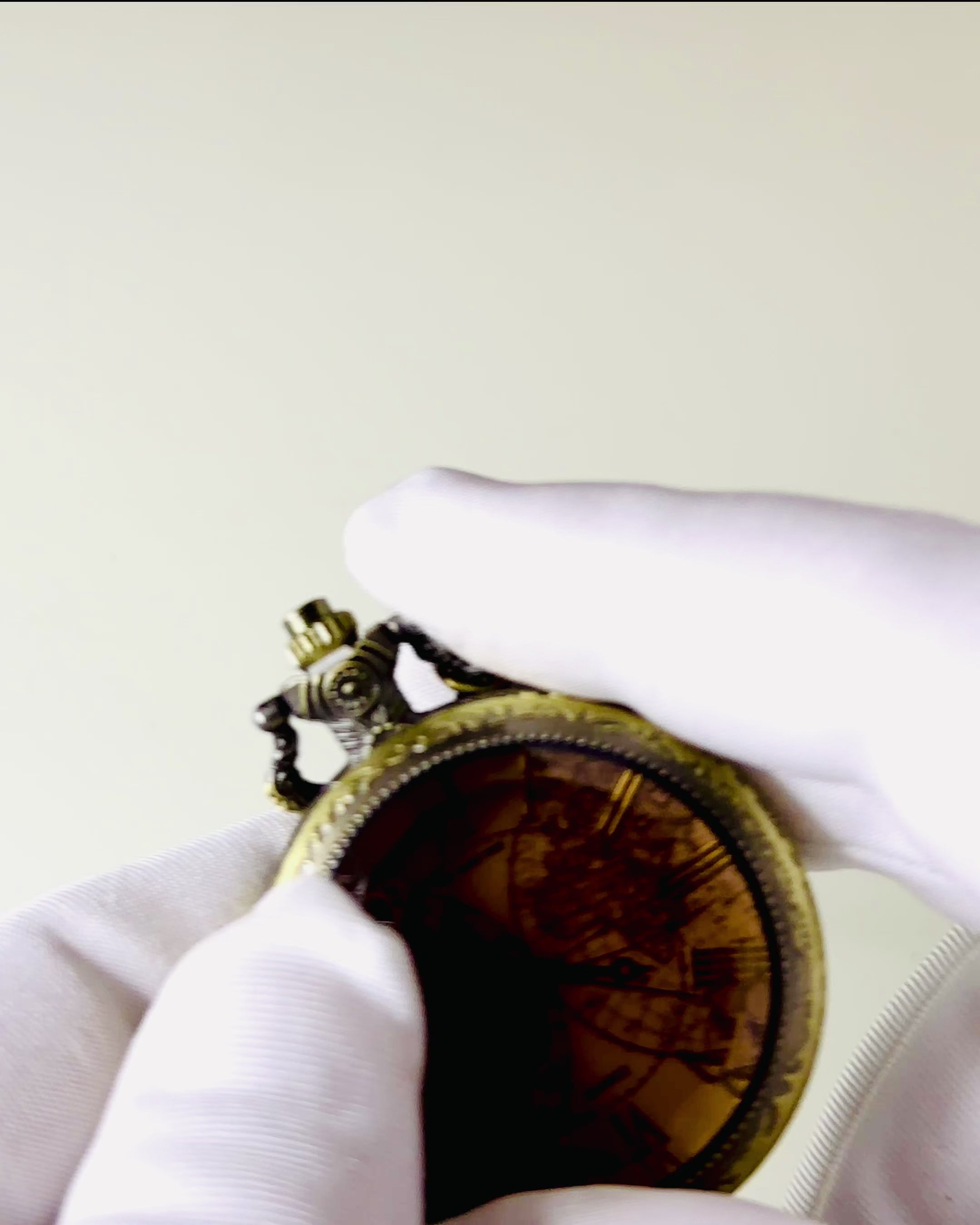 Klassische Quarztaschenuhr mit Weltkarte – Vintage-Stil Anhänger mit Kette für Sie und Ihn, Gravur