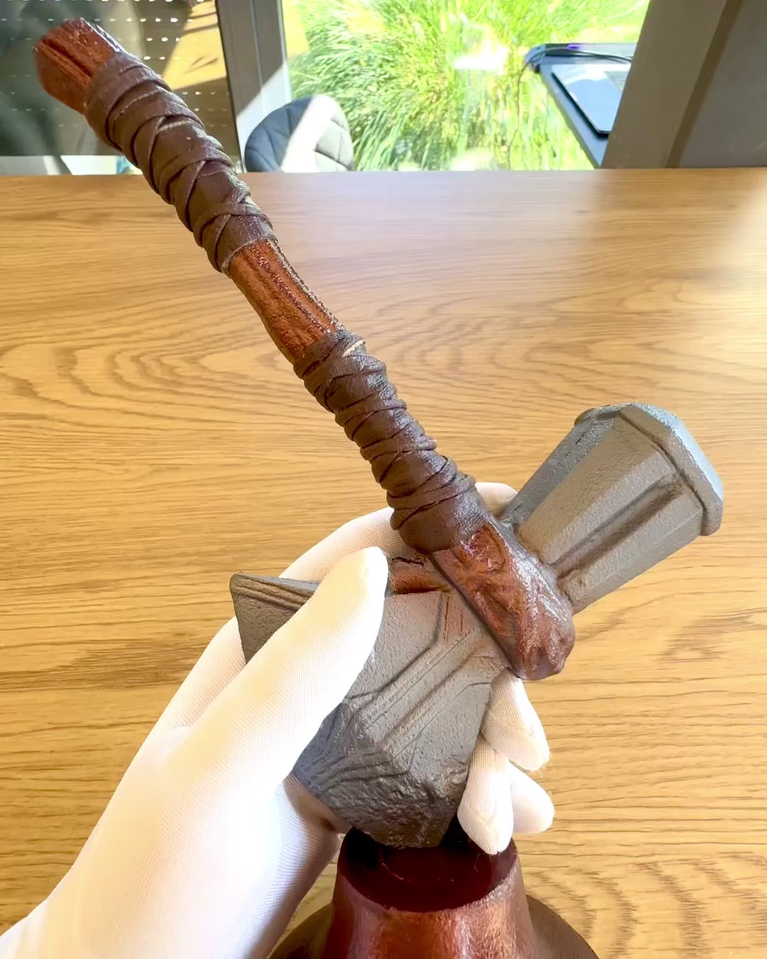 Storm Relic – dekorativer Hammer mit Sockel, 26 cm, handgefertigt, Möglichkeit zur Personalisierung mit Gravur als Geschenk