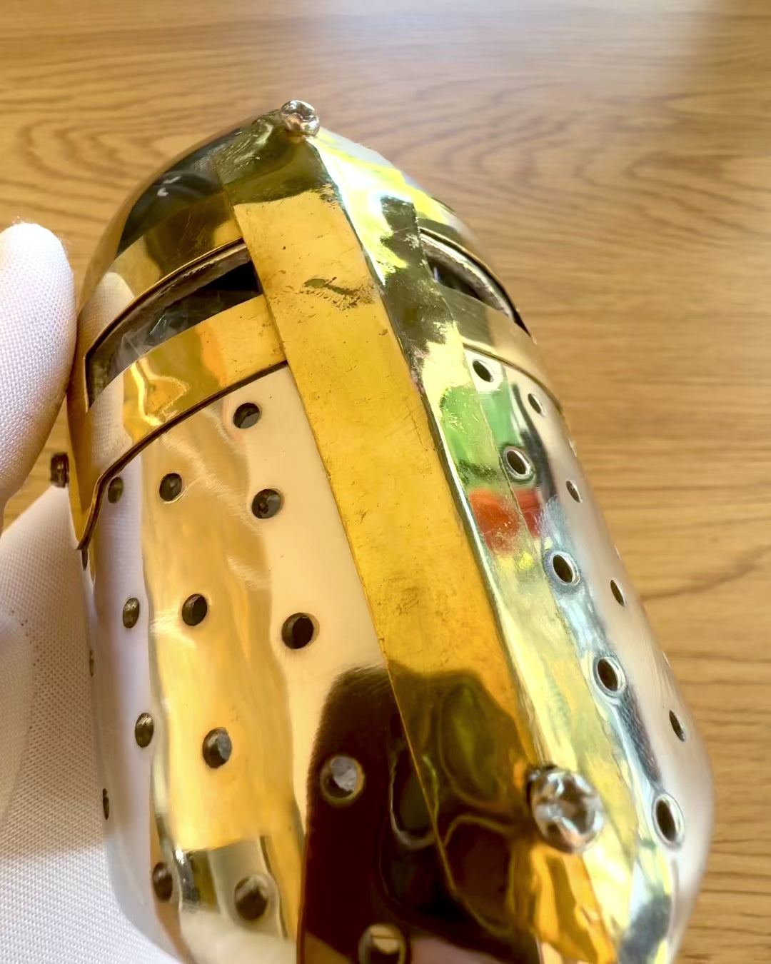 Mini-Ritterhelm „Guardian” aus Messing – handgefertigt, 12 cm, personalisierbar mit Gravur als Geschenk