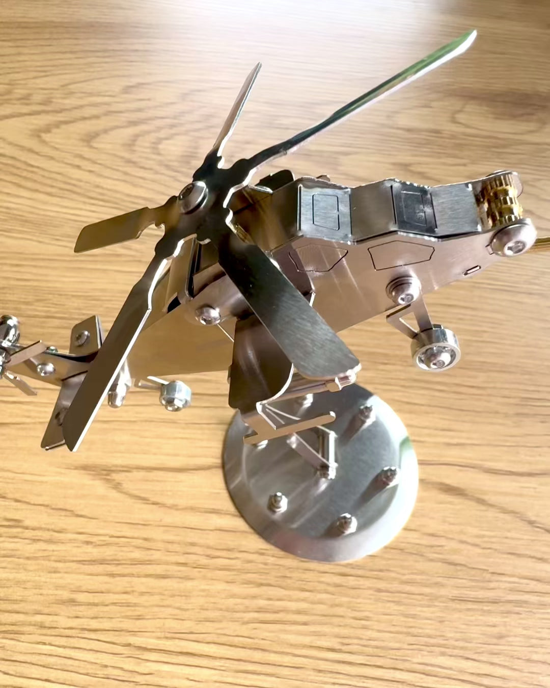 Metallmodell Hubschrauber „SkyRider“ – Verstellbarer Tischständer mit personalisierter Gravur als Geschenk