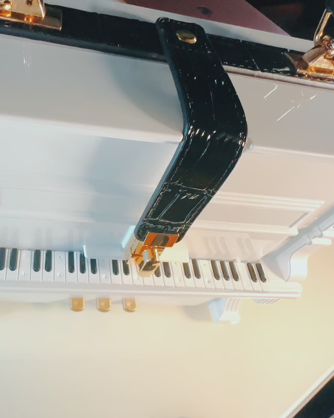 Damentasche „Elegantes Klavier“ in Schwarz und Weiß