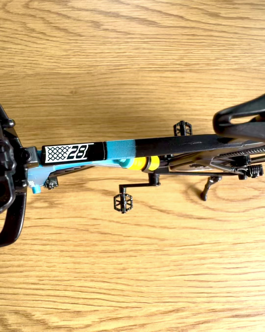 Miniaturmodell eines Triathlonfahrrads „SpeedStorm 1.2“ Personalisierung mit Gravur als Geschenk