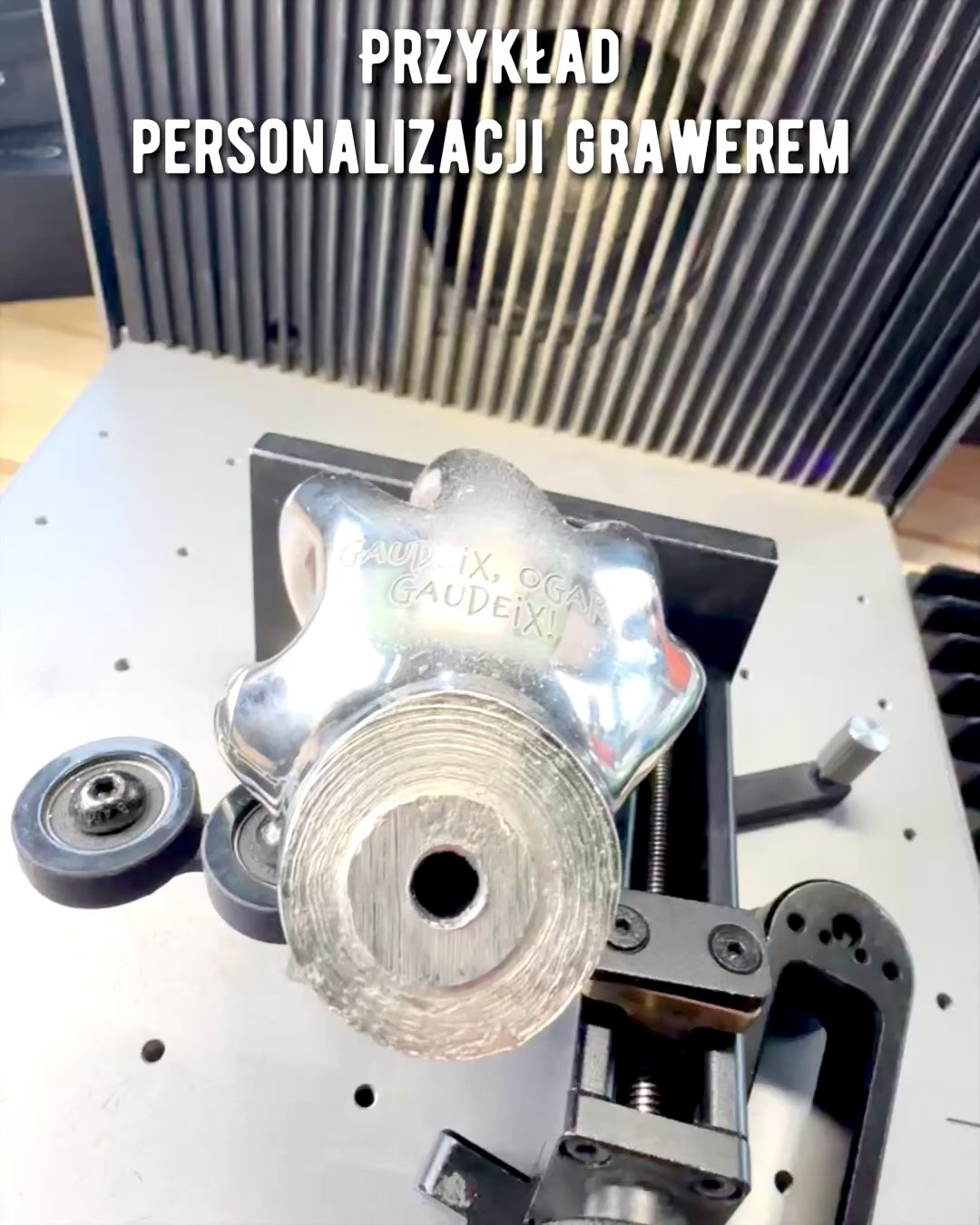 Gehstock „Königliche Hand“ – handgeschnitzt aus indischem Mangoholz, mit der Möglichkeit zur Personalisierung durch Gravur