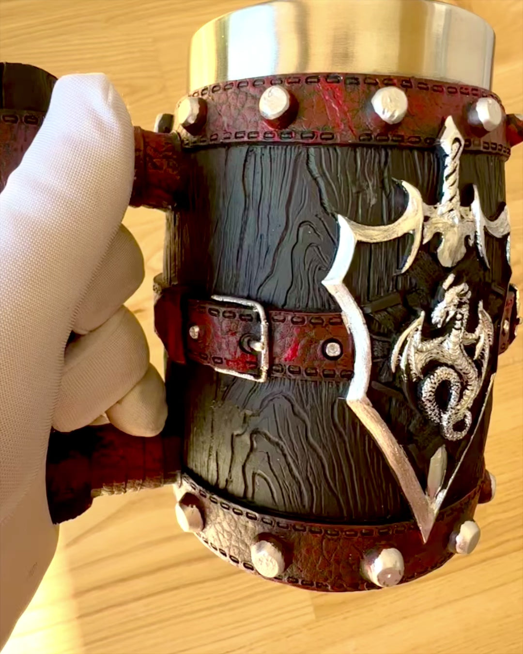 Dunkler Krug des Drachenkriegers mit Gravurmöglichkeit als Geschenk, Fassungsvermögen 600 ml