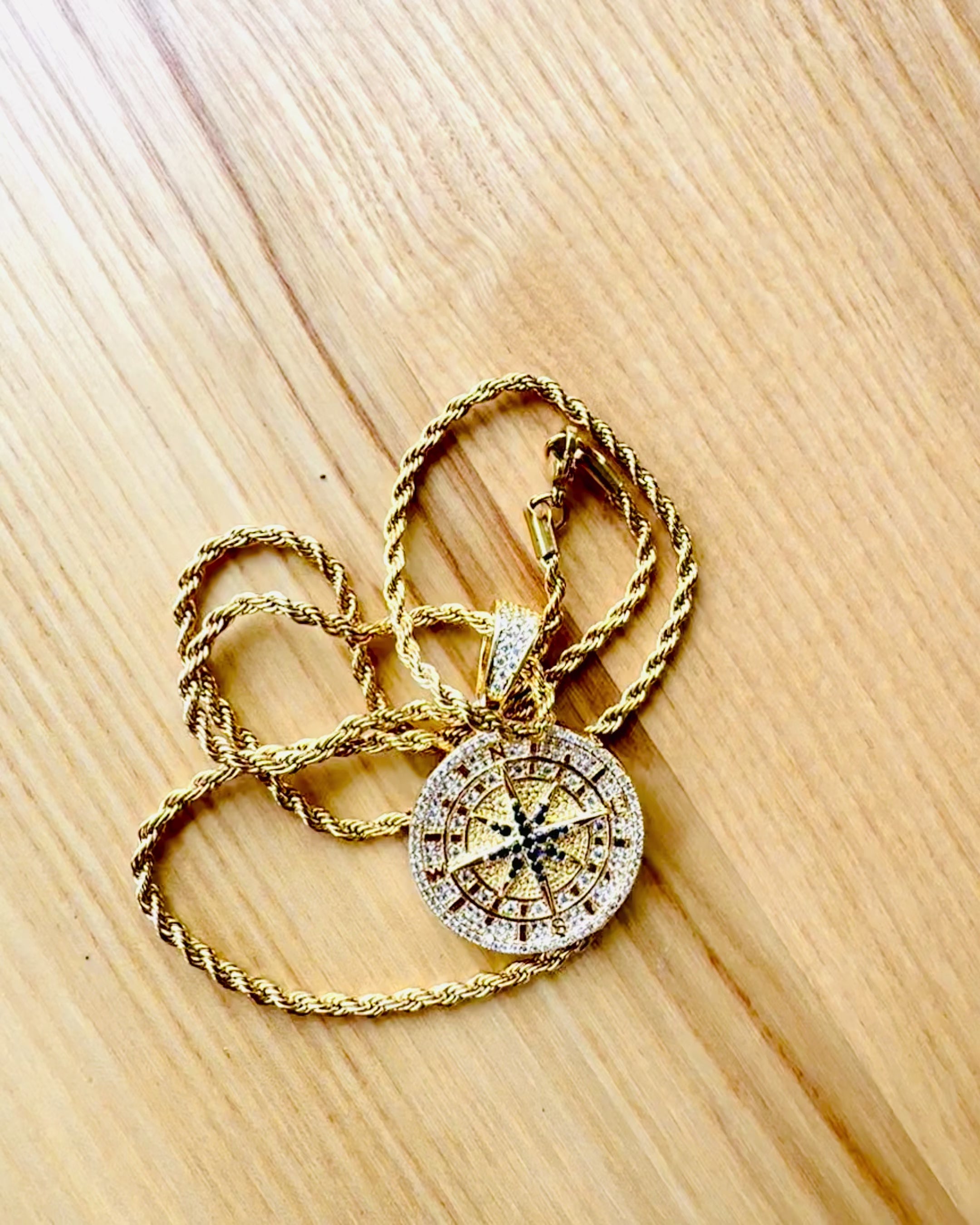 Halskette mit Kompass-Anhänger im Glamour-Stil mit Zirkonia für Damen und Herren - goldfarben, Gravur