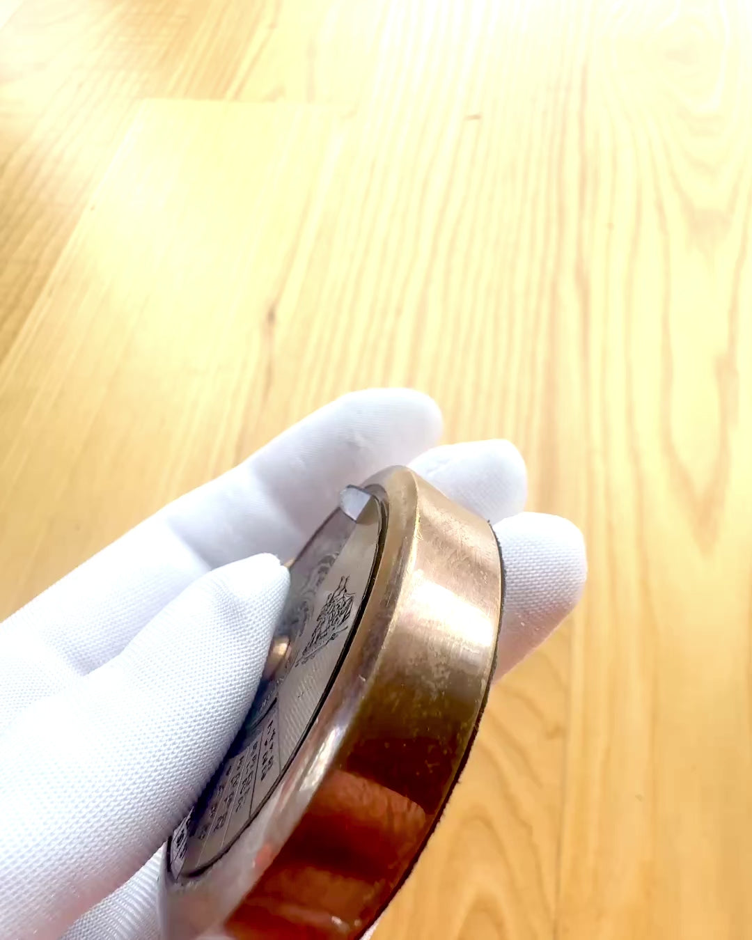 Mini-Kapitänskalender „Navigator“ – Messingdekoration mit dem Geist der Seefahrt, Gravuroption als Geschenk, 5 cm Durchmesser