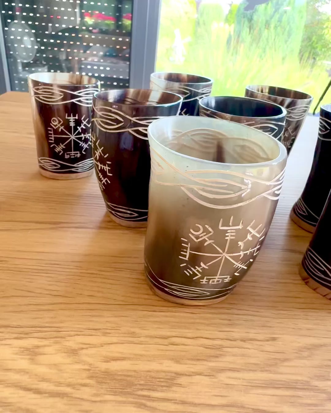 Valknut Handgefertigte kleine Tasse aus Büffelhorn mit nordischen Symbolen, Möglichkeit zur Personalisierung als Geschenk mit Gravur