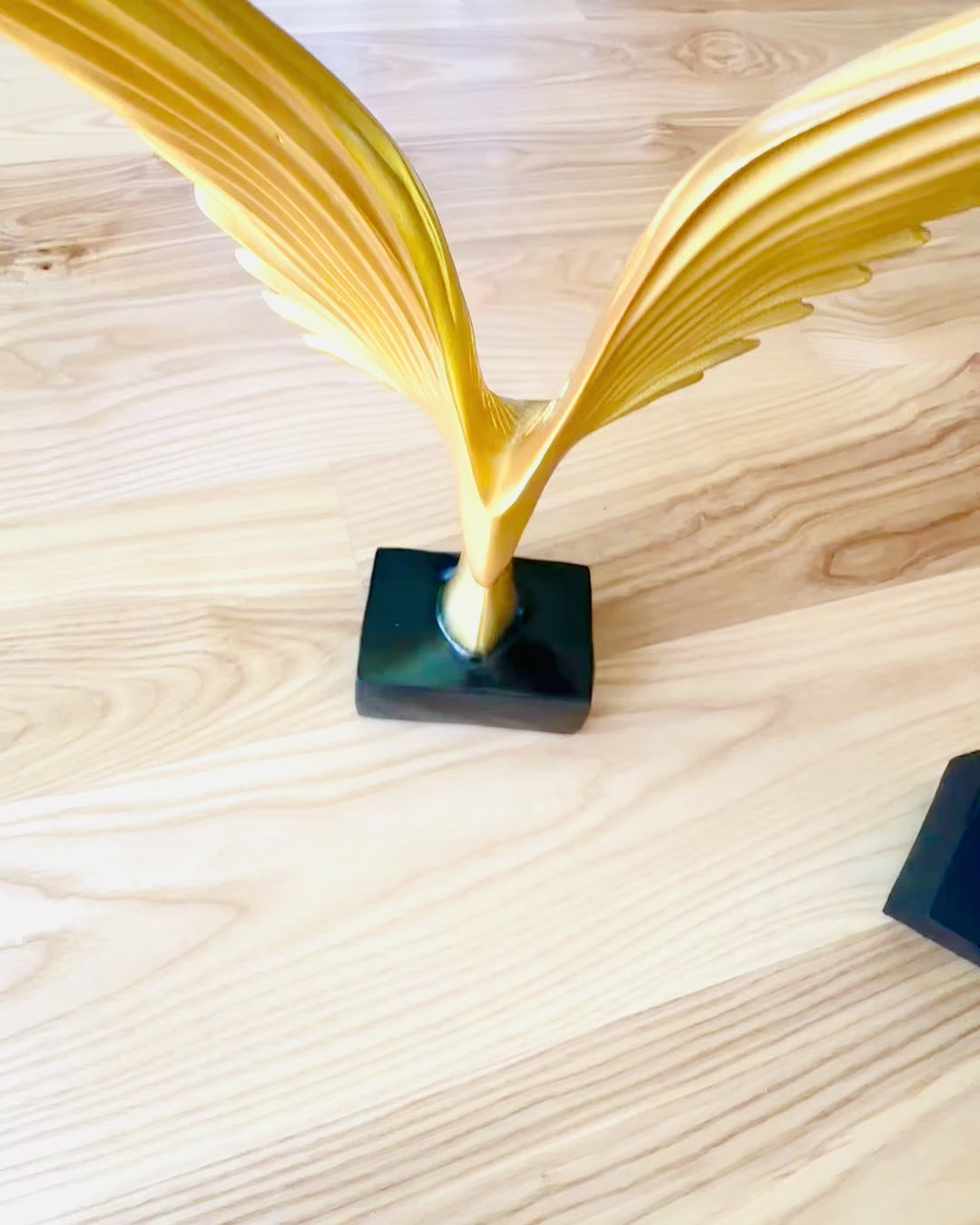 Elegante Engelsflügel-Figur 33 cm hoch – "Geflügelte Wächter", personalisierbar mit Gravur als Geschenk, Personalisierung, 3 Farbvarianten