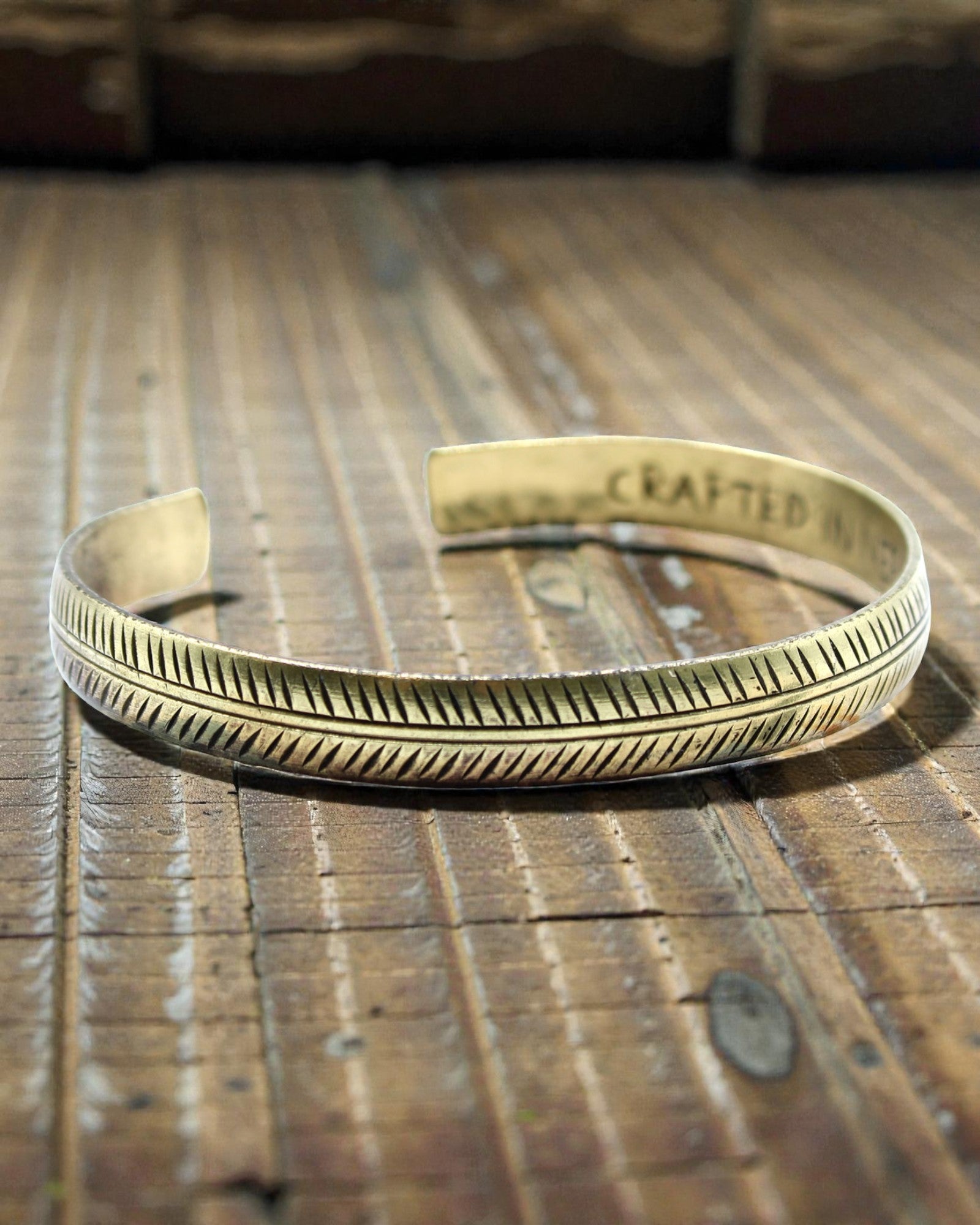 Tibetisches Messingarmband Subtile Natur – Schmaler Blattzweig