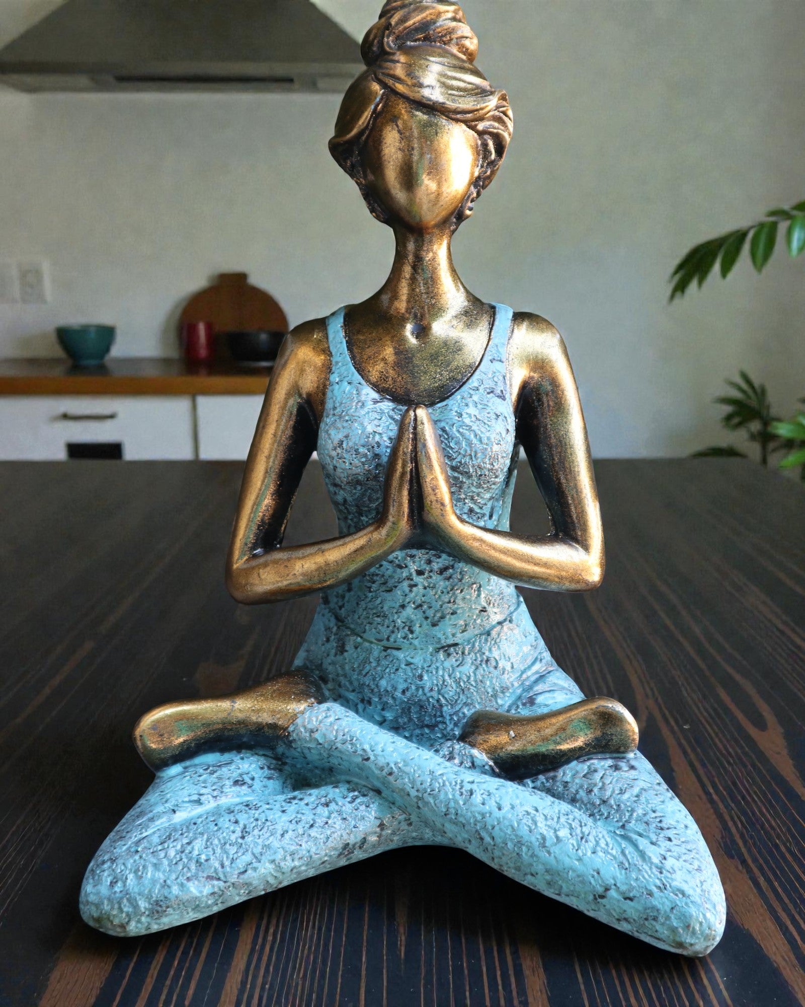 Frauenfigur 24 cm – Yoga Gold-Türkise Energie
