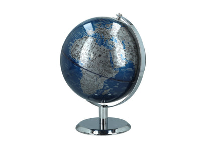 Kleiner dekorativer Globus in blau-silberner Farbgebung mit Möglichkeit zur Personalisierung durch Gravur, ideal als Geschenk, Höhe 20 cm, elegante Wohnzimmerdekoration mit geografischen Namen in englischer und chinesischer Sprache.